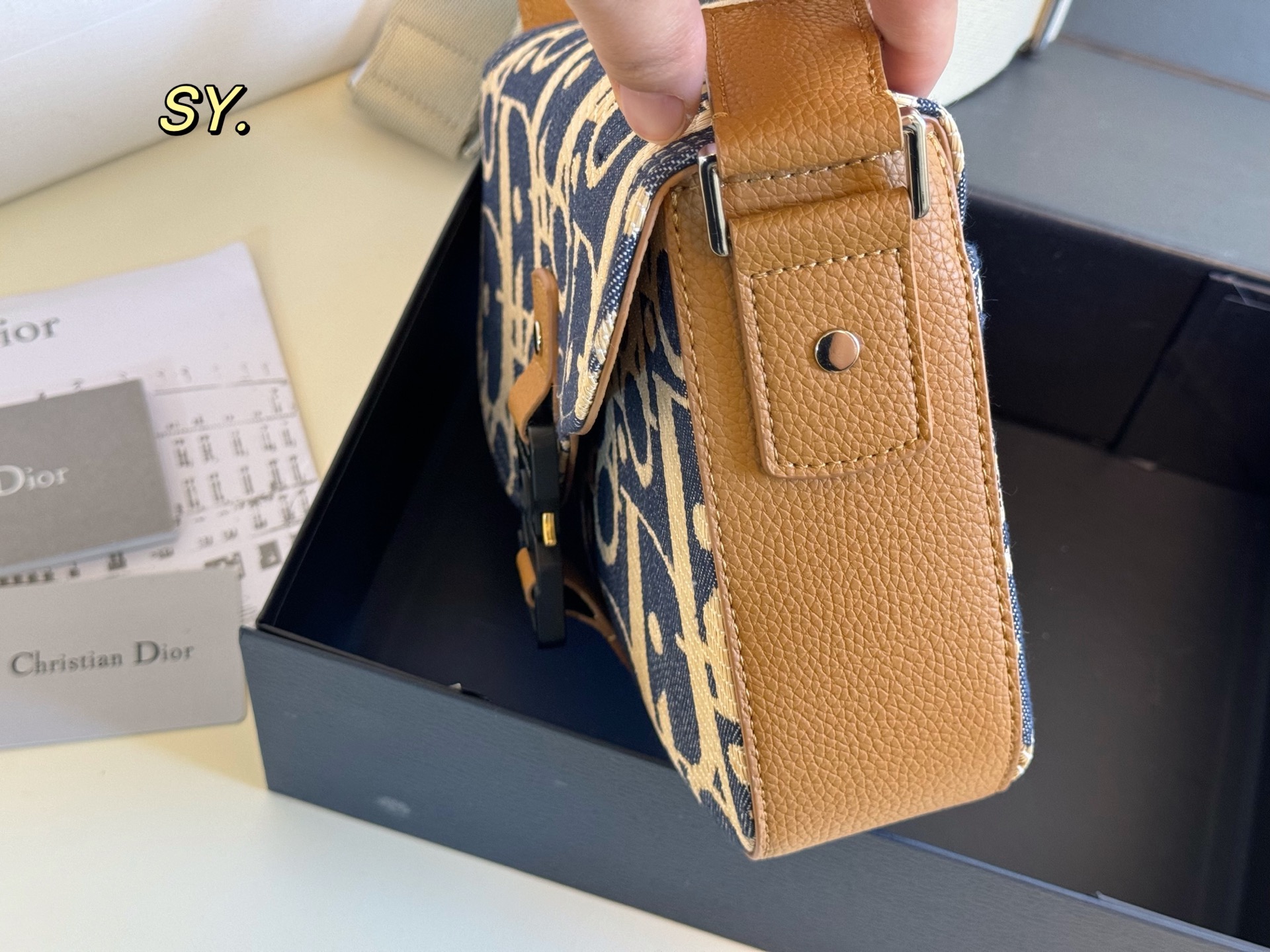 P180（折叠盒） size：23&times;19 DIOR 迪奥新款牛仔马鞍信使包💕 马鞍与信使元素相结合的斜挎包， 可调节肩带，🉑️肩背或斜挎， 实用率非常高，可搭配休闲和商务！