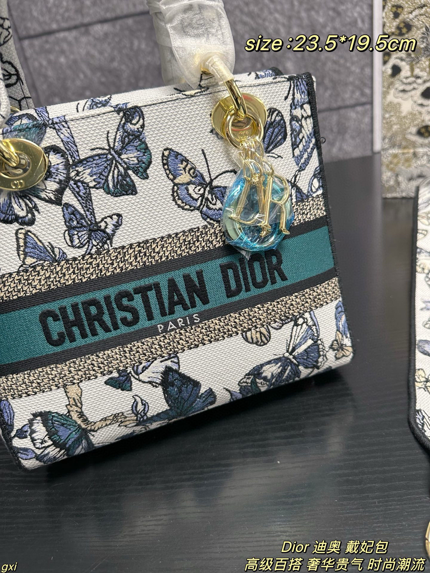 P280配盒 Dior 迪奥 戴妃包 Lady刺绣蝴蝶系列，精美的刺绣，经典的设计，让整个包非常亮眼，大容量的设计 ，凹造型神器，超级复古的，容量也是妥妥的，各种杂物往里面丢就好了，仙气满满的刺绣托特，打造轻松休闲的vibe 尺寸：23.5*19.5cm