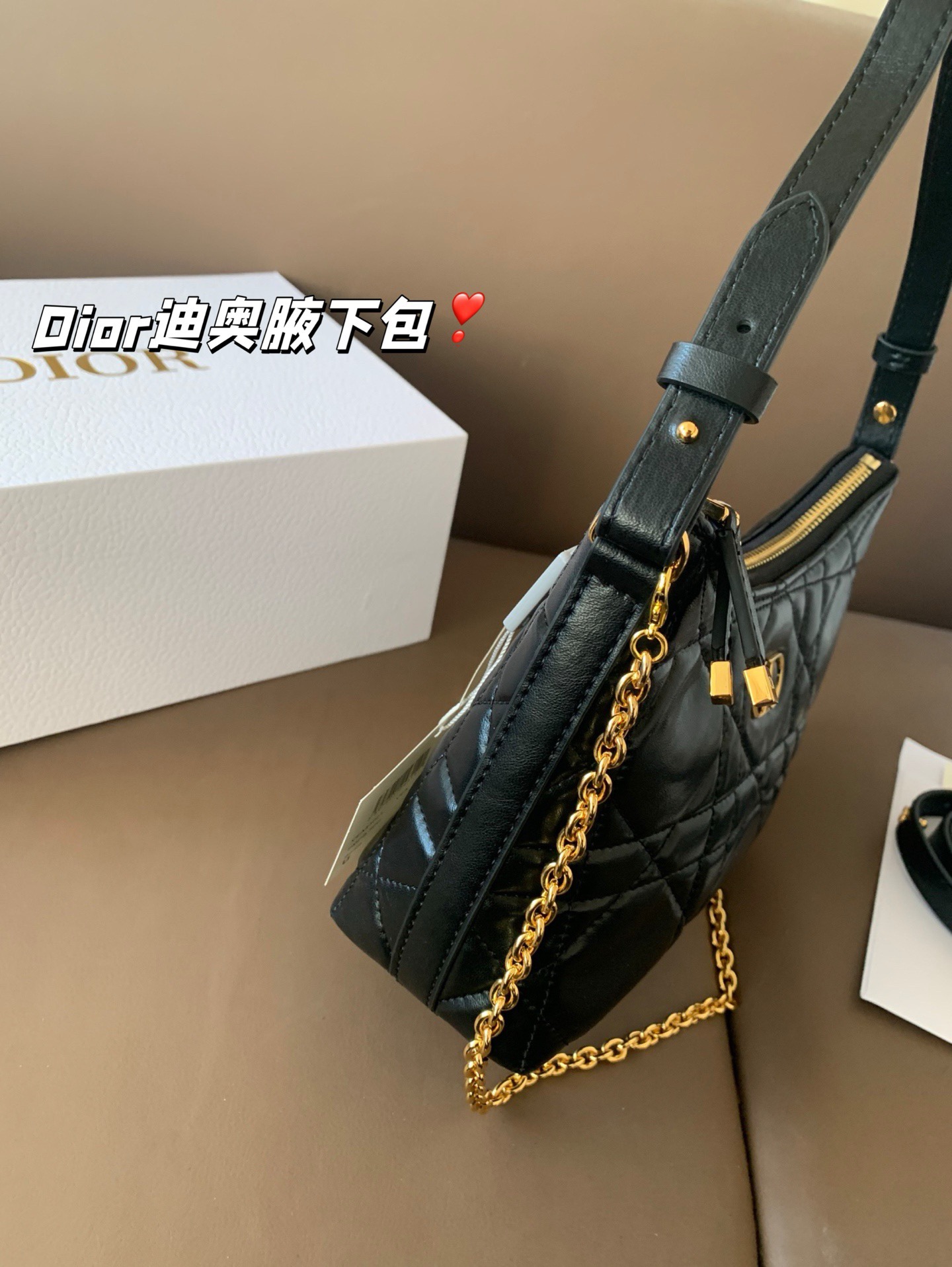 P175 配折叠盒子 Dior新款-迪奥之爱链条手袋!时尚现代而不失实用功能。CD标志，搭配一个拉链隔层，可收纳各种日常用品。百搭款式，搭配可调节、可拆卸的皮革肩带和顶部手柄，另带有可拆卸链条，可肩背或斜挎，是日常或晚装造型的理想之选。 尺寸：19*14