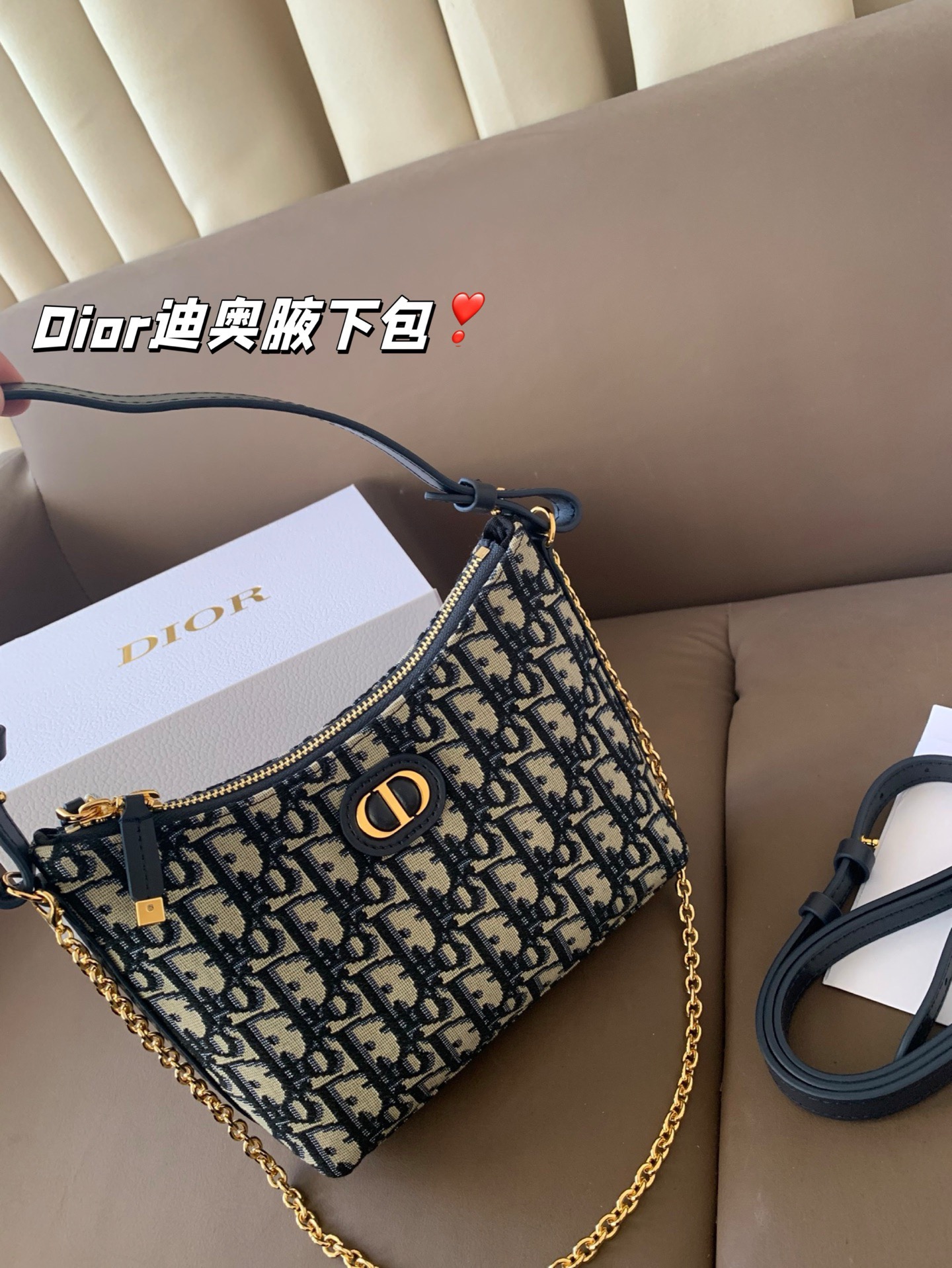 P175 配折叠盒子 Dior新款-迪奥之爱链条手袋!时尚现代而不失实用功能。CD标志，搭配一个拉链隔层，可收纳各种日常用品。百搭款式，搭配可调节、可拆卸的皮革肩带和顶部手柄，另带有可拆卸链条，可肩背或斜挎，是日常或晚装造型的理想之选。 尺寸：19*14