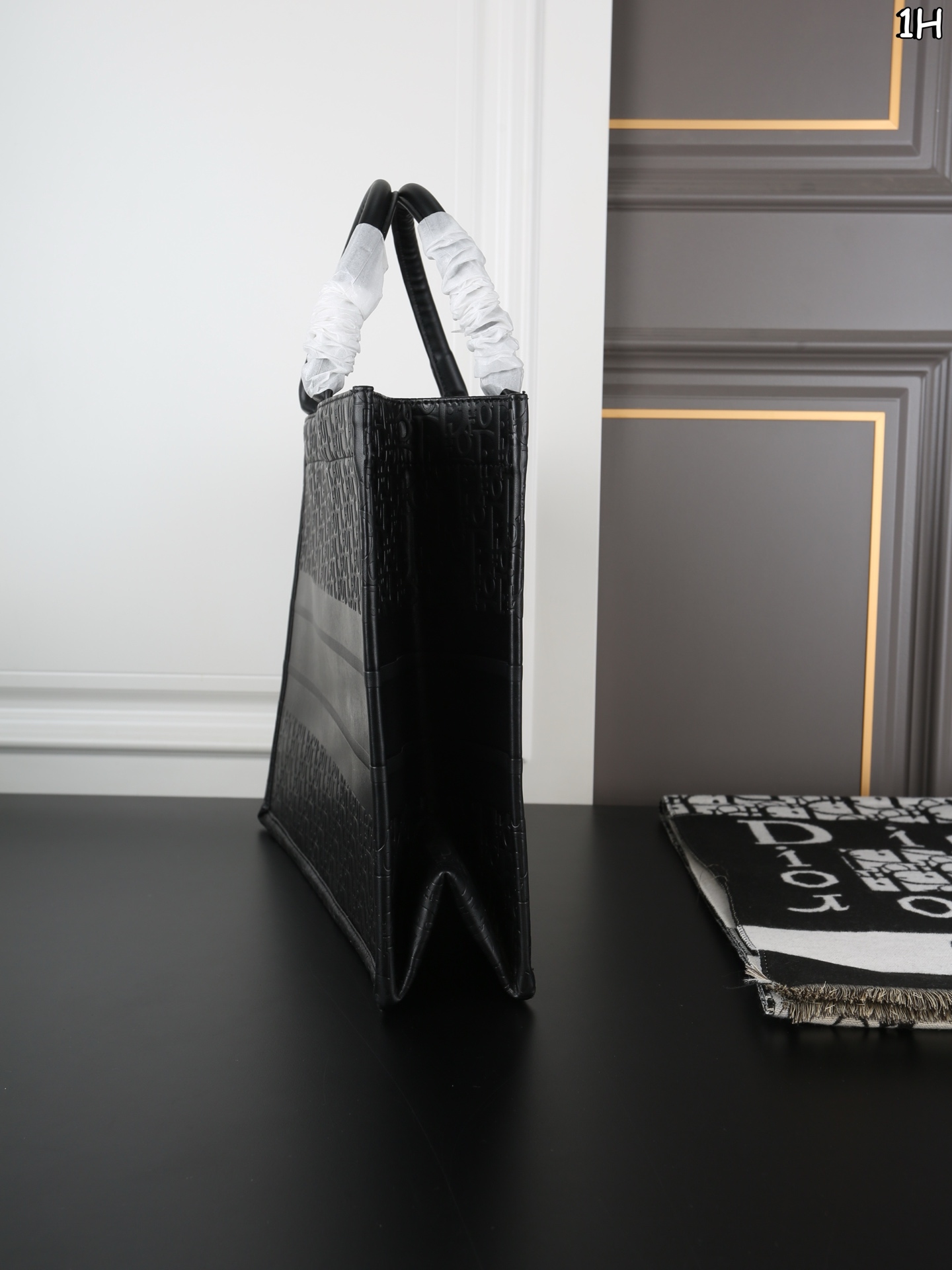 P150 DIOR迪奥 托特包➕围巾➕钱包 装书本装笔记本苹果电脑没压力 日常背也特别百搭 容量就更加无敌大 比经典款布织的面料还要特别，不易撞款 尺寸：41&times;31/20&times;11