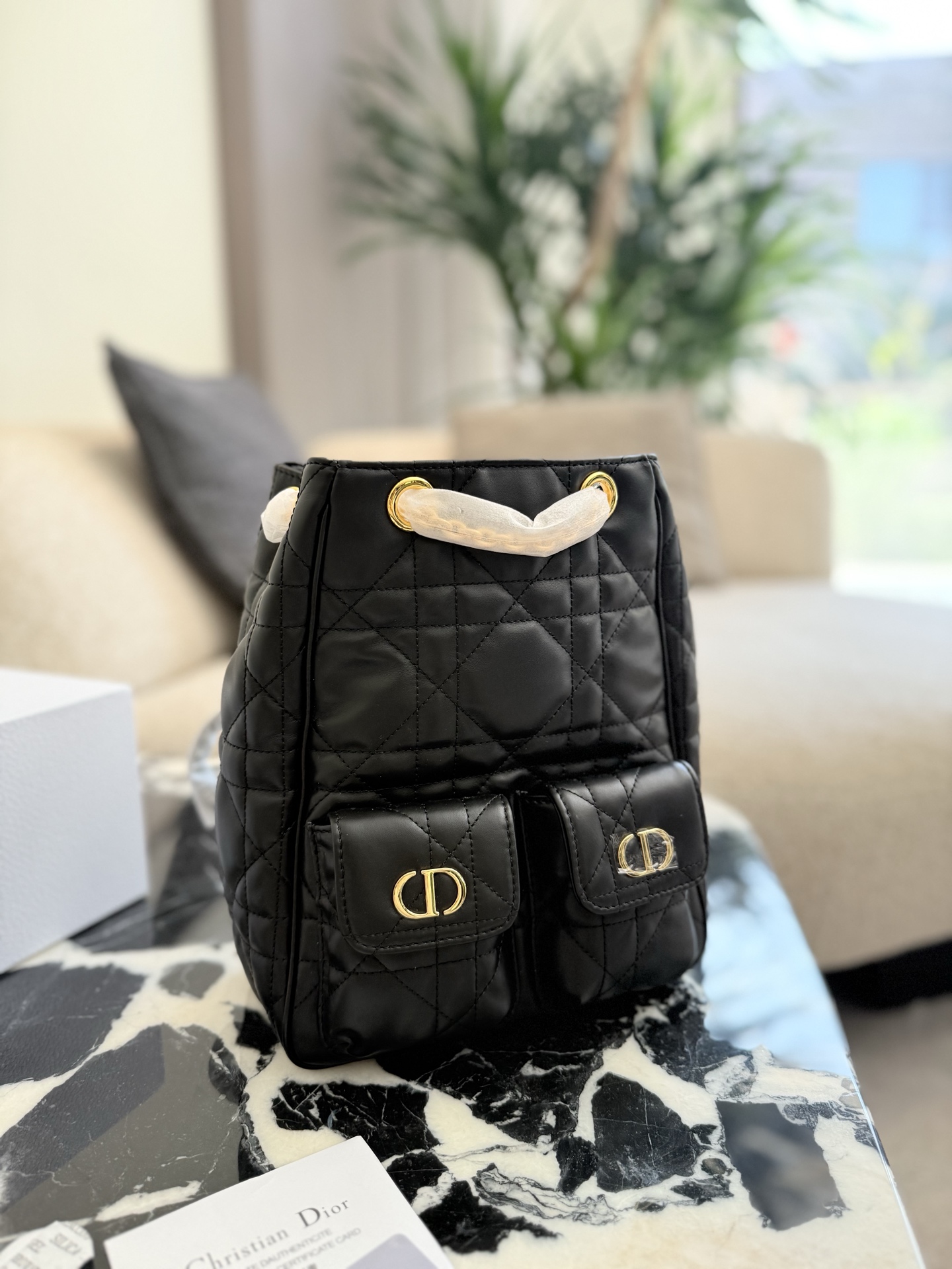 p305 原版牛皮 Dior 这两季的全新包型，从单肩包到双肩包 分别来自 25秋冬、26早春系列 的四款手袋，单肩包、双肩包都挺百搭实用。 只是 Voyage 有点幻视 Givenchy，D-Dream 有点形似香的 25。