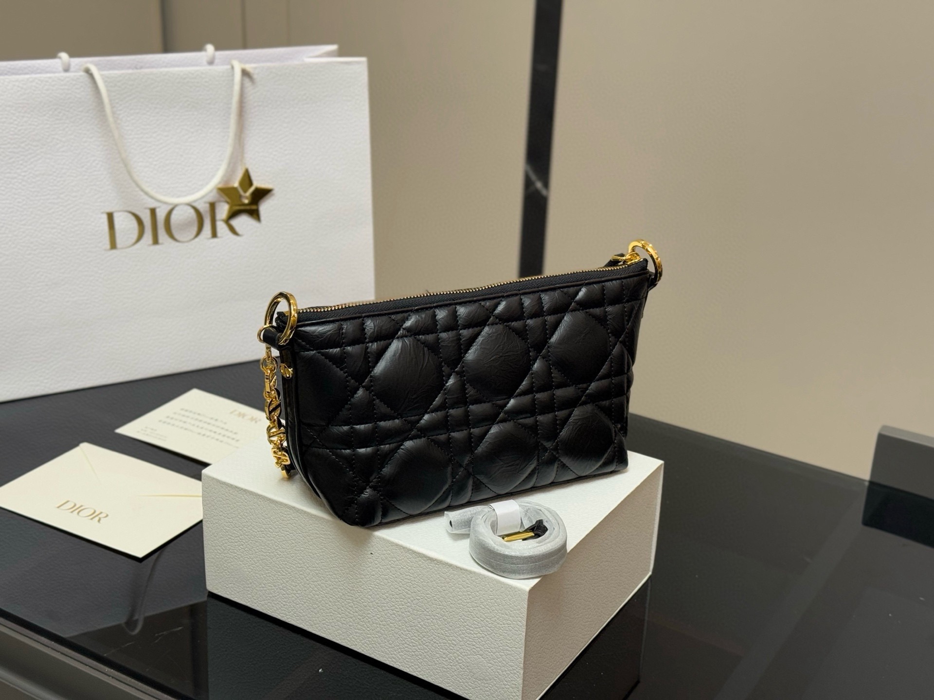 &yen;215 配折叠盒 迪奥DIOR 便当包 ✅迪奥顶级原单 经典又高级 尺寸:22.14cm 很有质感 可盐可甜 上身绝美 无可比拟 是每个追求漂亮的女孩必入单品