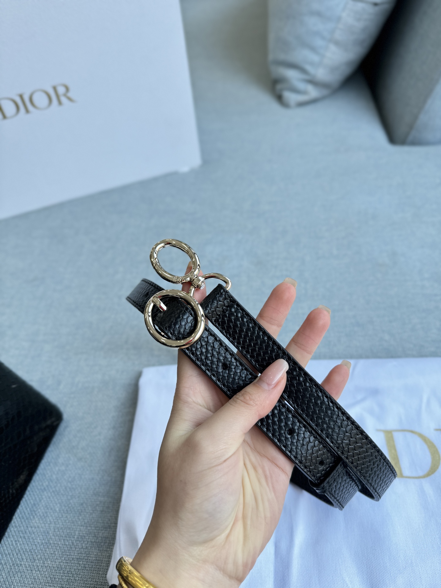 💰300 全套礼盒 size：28&times;22 DIOR迪奥 蛇纹 蝴蝶结手提包 单肩包 JWA设计焕然一新！ 设计感满满的手提包 好喜欢这季的&ldquo;克拉巴特&rdquo;领结 采用皮,纹理清晰,质感满分+。 手提或斜挎都很OK，兼具实用与时尚感。