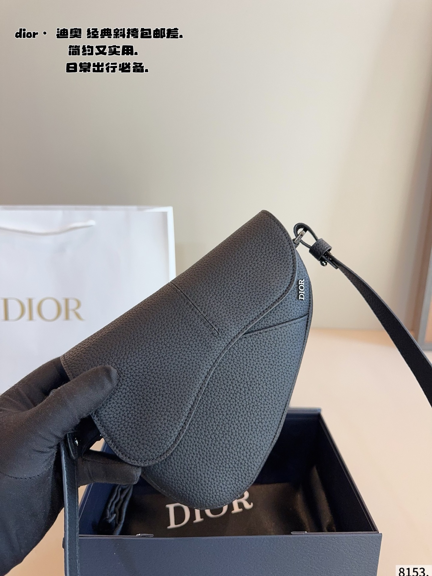 p180配礼盒🎁 Dior/迪奥 新款 男包系列的相机包实在帅la~ 简单有质感的设计对于日常即使不爱穿搭的男生都很友好 基础款搭配起来也能提升整体时髦度实用又很高级 尺寸 ：18*4*15cm