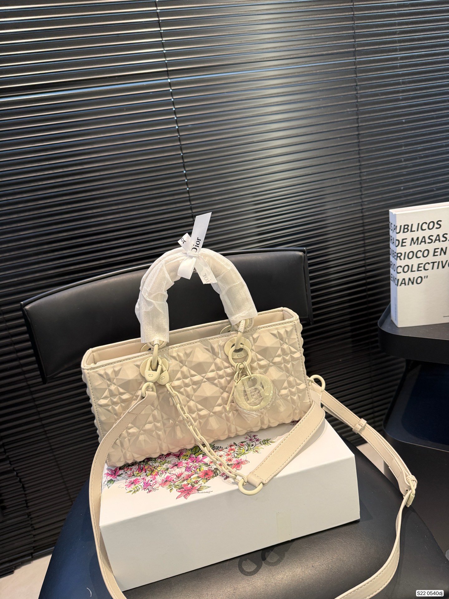 P160 配折叠盒子 迪奥横版戴妃包 sDior戴妃包太好看了吧！ 优雅指数拉满 搭配简洁风格的衣服整个人气质就上来了 而且容量完全可以满足日常要求 日常聚会逛街都很方便~ 尺寸：26 14 货号 0540