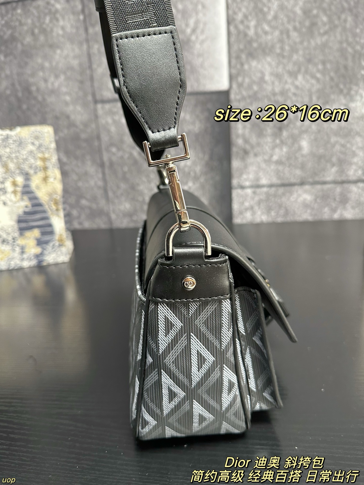 P165配盒 Dior 迪奥 斜挎包 这款 Dio*r Hit the Road 手袋搭配肩带，是本季新品，将现代风格与 Dio*r 的高订精神融为一体。采用黑色 CD Diamond 图案帆布和光滑牛皮革精心制作，翻盖搭配 Christian Dior 铝扣，宽敞的主隔层和正面双口袋设计，可轻松收纳各种日常用品。款式实用，搭配可调节、可拆卸的肩带，可为各式休闲装扮增添点睛之笔 尺寸：26*16cm