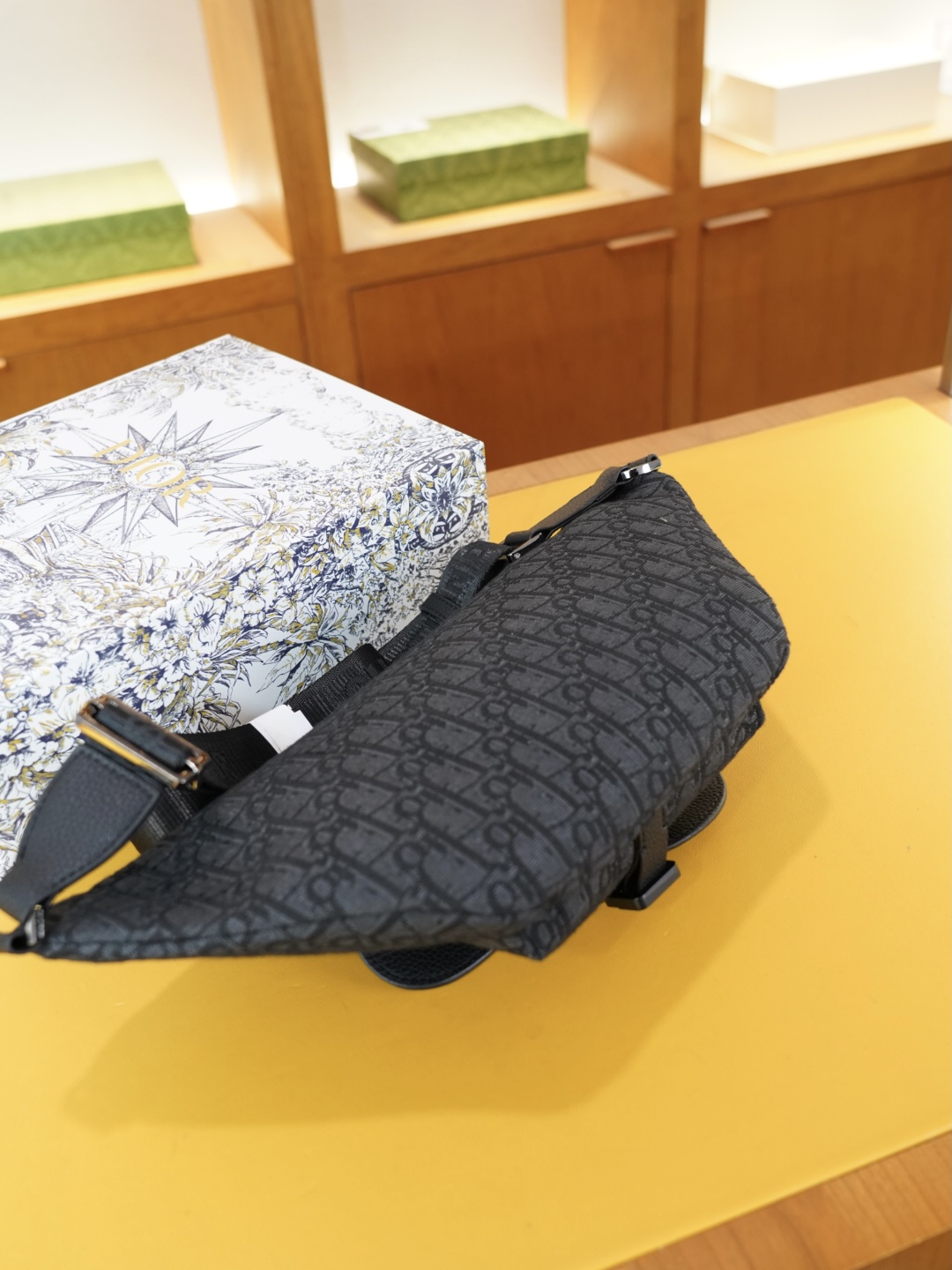 P130 🇫🇷 Dior 迪奥 官网同步 高版本 胸包 腰包 永恒不过时的标志性产品 纯原单布料 配牛皮 顶级五金制作 非市面普通版本 贸易公司订单货 全部实拍 实用性非常高 完全不用担心穿搭 配全套包装折叠盒 【规格:38x16x4】