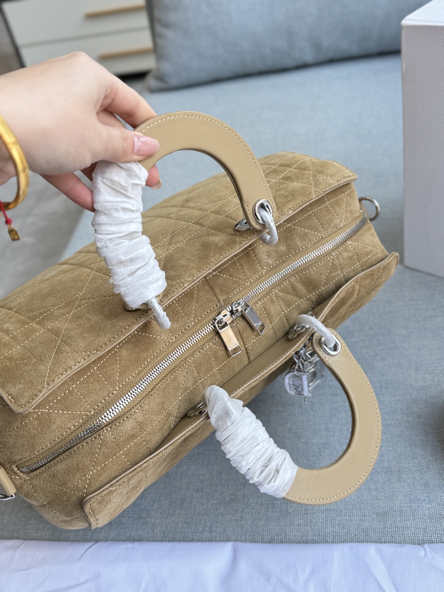 💰315 折叠盒 size:33×22 DIOR迪奥 麂皮 藤格纹 枕头包 单肩包 斜挎包 26新款将时尚重新演绎~ 在摩登与复古之间肆意游走~ 麂皮永远是质感的代名词~ 每一处纹理都是天然的艺术! 层次丰富~起伏的绒面下面,也藏着无数细腻的故事 既优雅又时尚~时尚快人一步