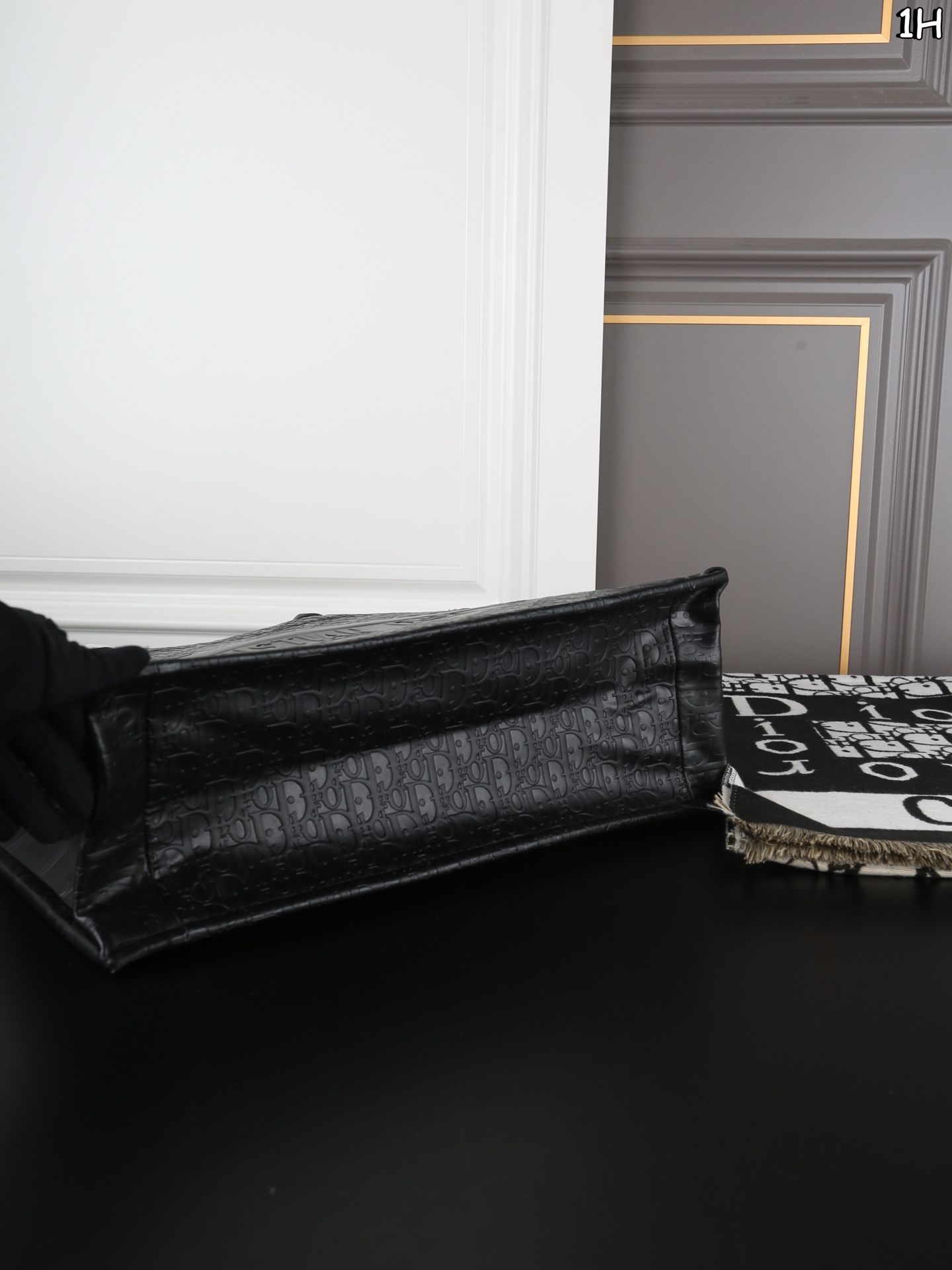 P150 DIOR迪奥 托特包➕围巾➕钱包 装书本装笔记本苹果电脑没压力 日常背也特别百搭 容量就更加无敌大 比经典款布织的面料还要特别，不易撞款 尺寸：41&times;31/20&times;11