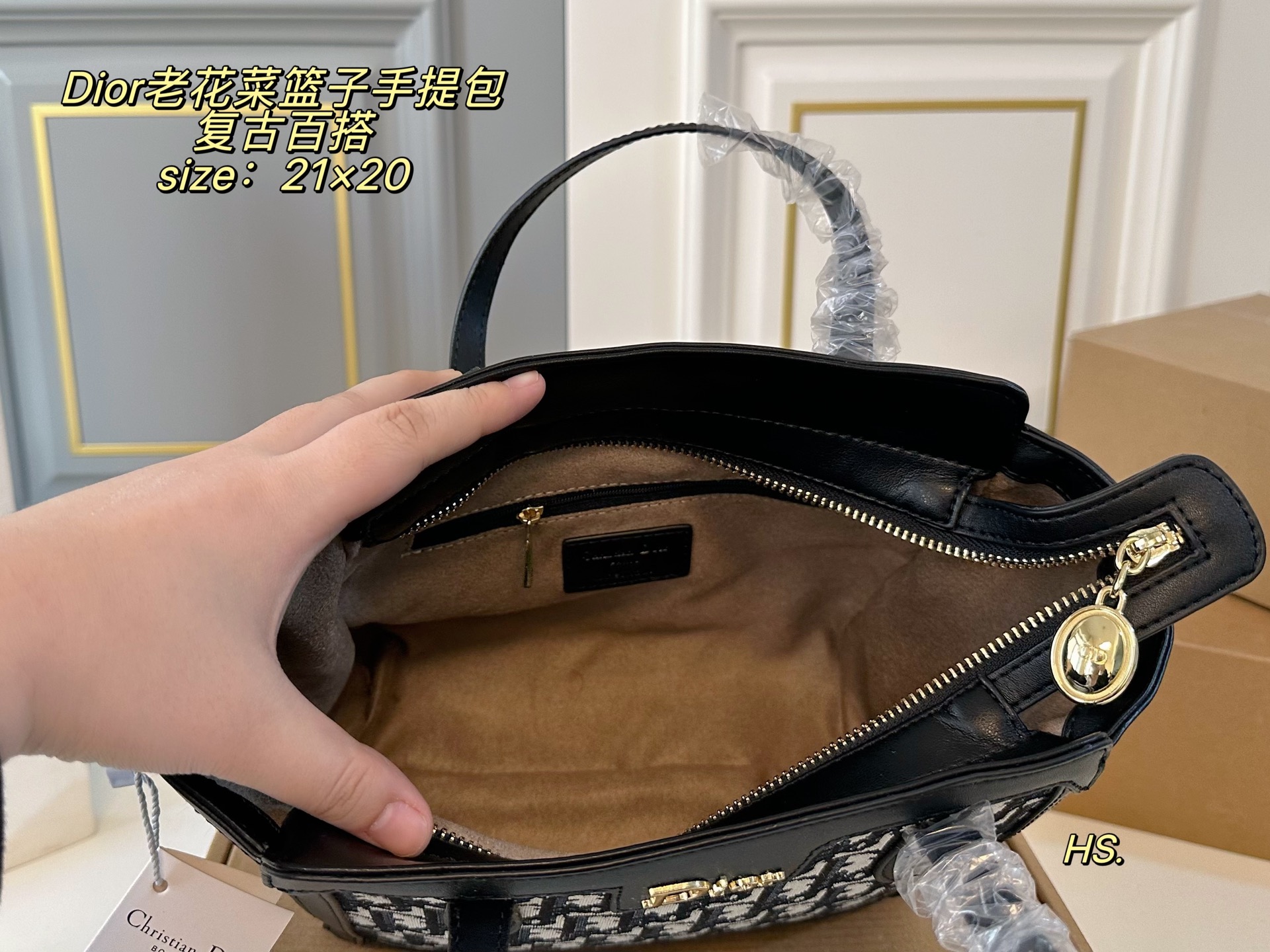 P115（无盒） size：21&times;20 DIOR迪奥新款老花菜篮子手提包❤️ 全面包身布满精致刺绣～ 立体的全刺绣具有纹理感～ 浮雕效果细腻美观，辨识度高！ 复古风满满，精致又耐看❗️