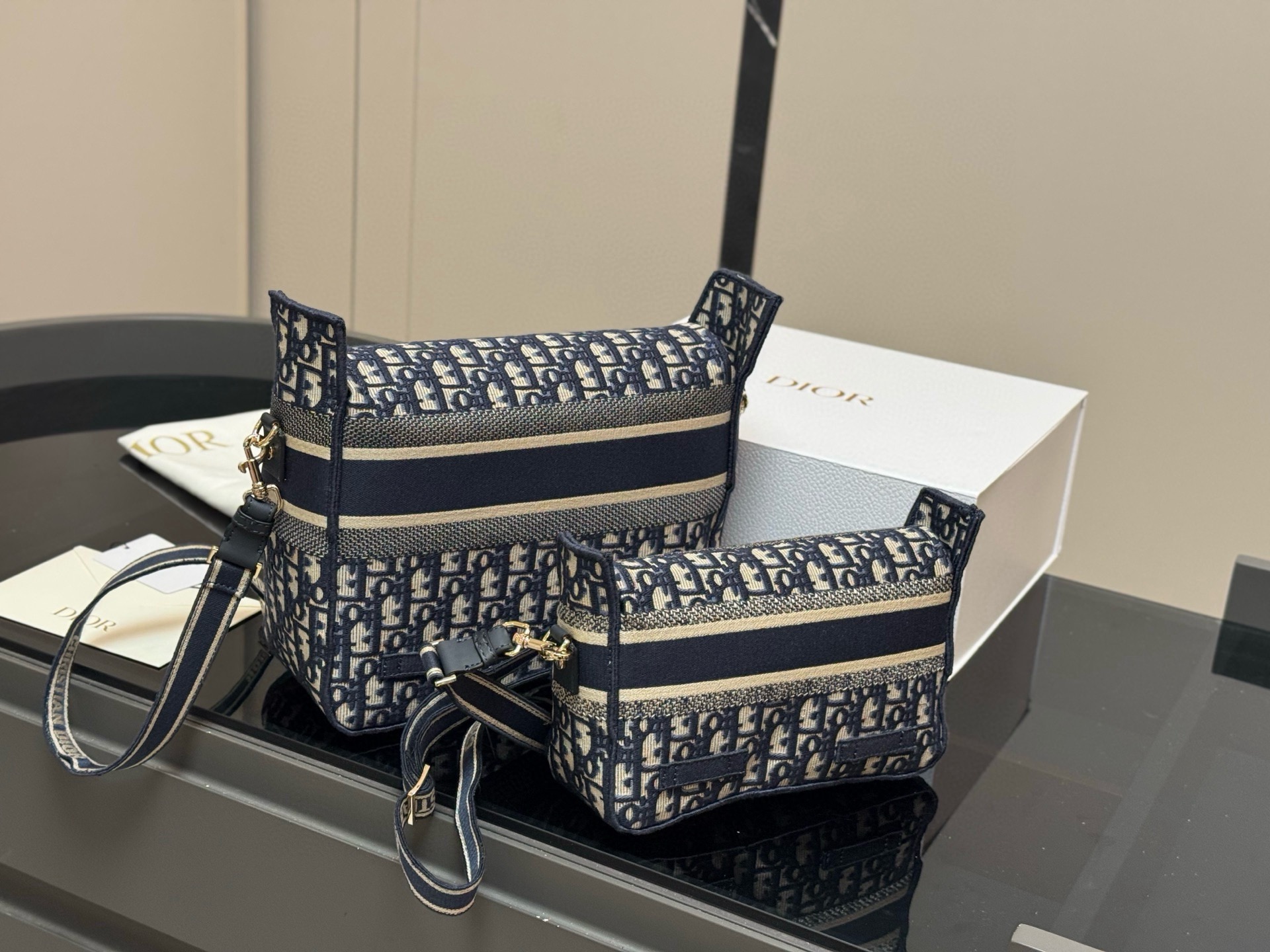 &yen;235 &yen;275 配盒（升级版） size：23*16cm（小） 29*27cm（大） 迪奥 camp小号邮差 真的太好看了！ 自重很轻！超级好看！ 男女均🉑️！ 搜索🔍Dior（迪奥）邮差包