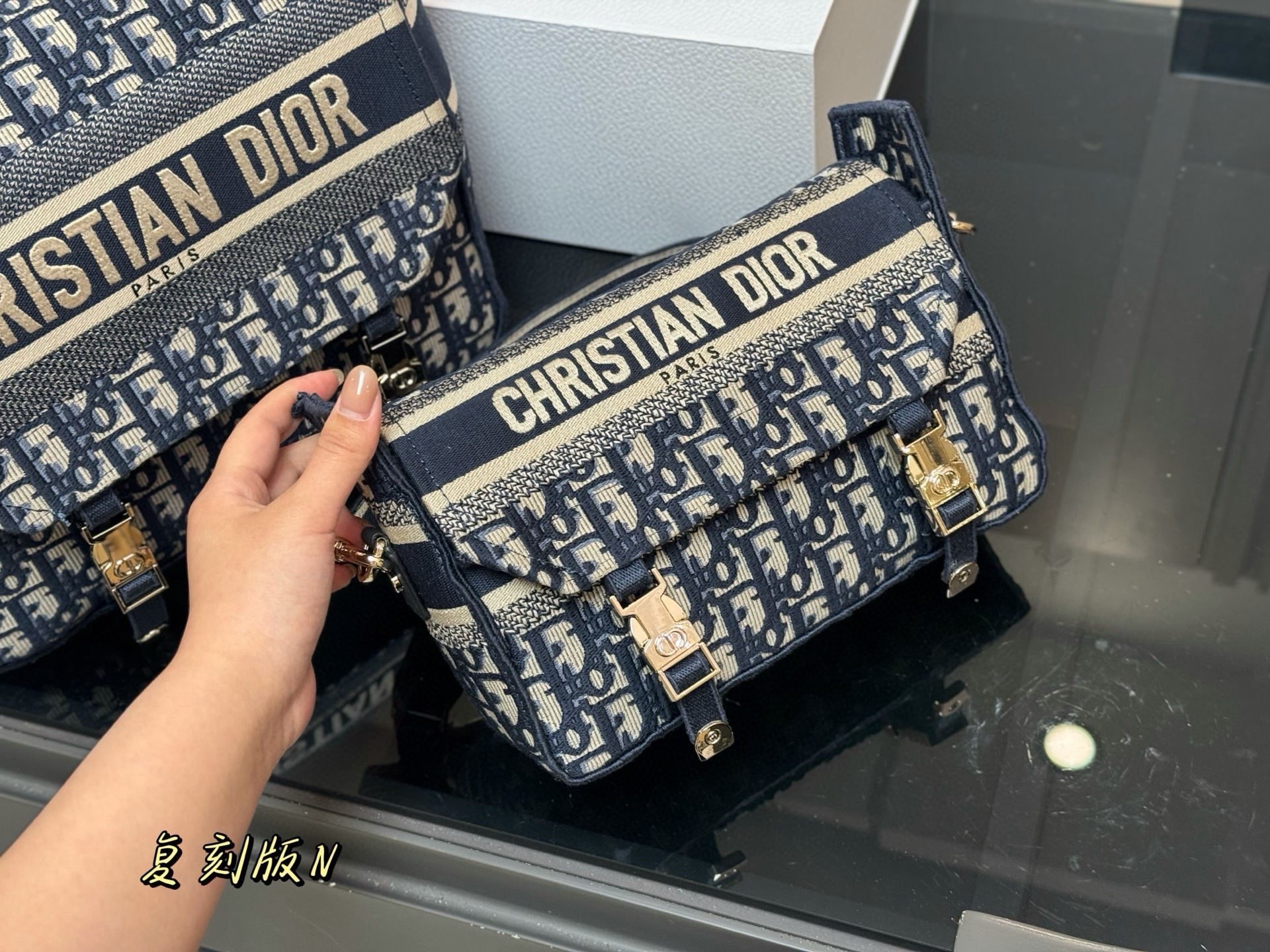 &yen;235 &yen;275 配盒（升级版） size：23*16cm（小） 29*27cm（大） 迪奥 camp小号邮差 真的太好看了！ 自重很轻！超级好看！ 男女均🉑️！ 搜索🔍Dior（迪奥）邮差包