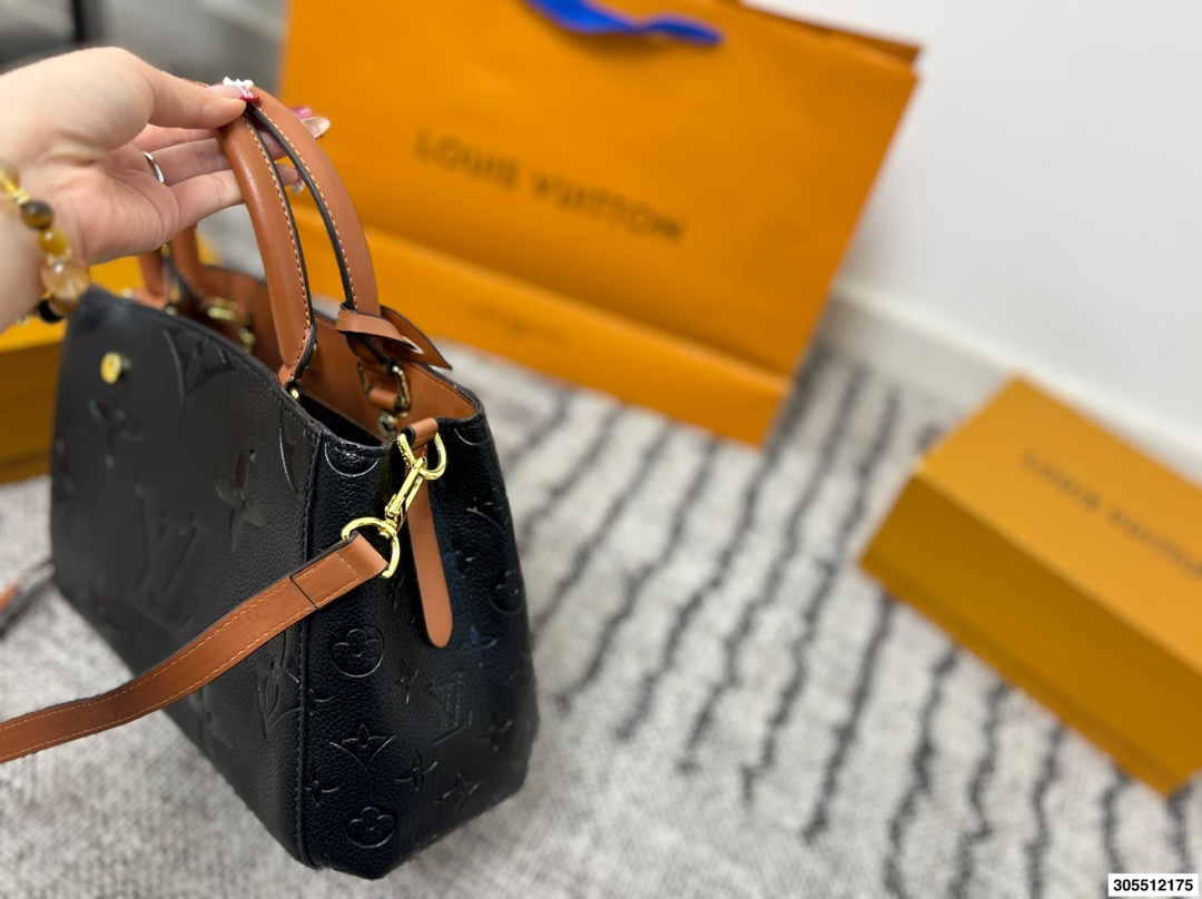 p135 LV压花蒙田包 经典版型 不过时 超大容量收纳 另配送长肩带 尺寸：30*20cm