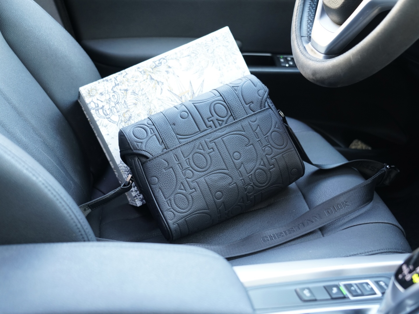 P160 🇫🇷 Dior 迪奥 官网同步 高版本 斜挎单肩背包 永恒不过时的标志性产品 纯原单牛皮 顶级五金制作 非市面普通版本 贸易公司订单货 全部实拍 实用性非常高 完全不用担心穿搭 配全套包装折叠盒【规格：25x19x8】