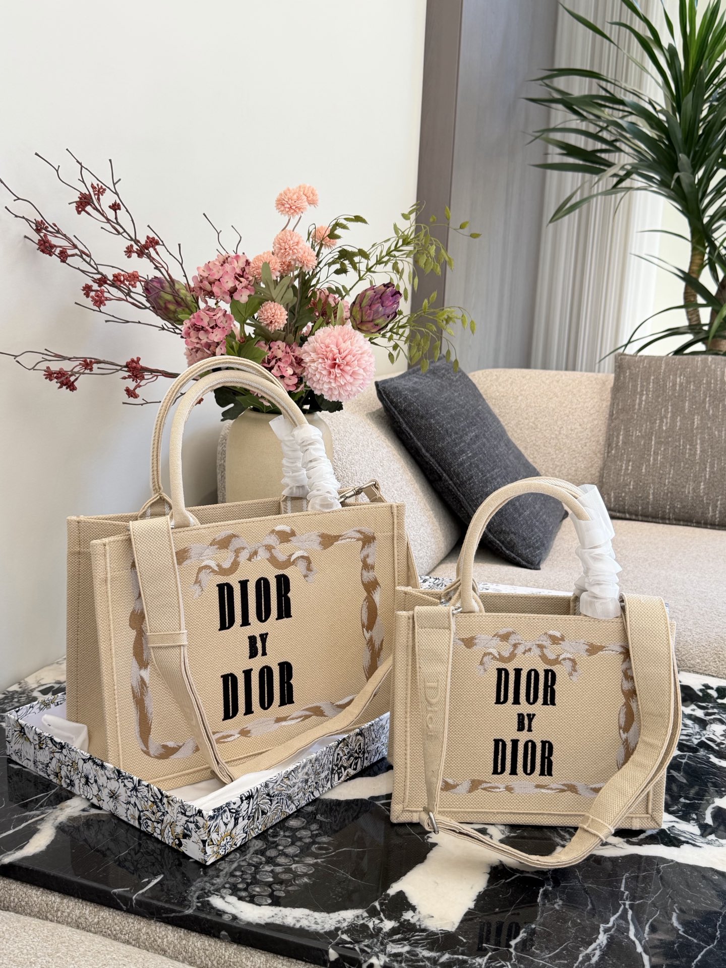 p200p235 顶级原单 从经典Book Tote的新面貌，到带有复古质感的斜挎包、手拿包，每一款都融合了迪奥的高雅基因与Jonathan Anderson独有的创意视角。 在保留品牌标志性廓形的基础上，注入更轻盈、更具功能性的细节设计。小型手袋则以层次感织物与全新迪奥LOGO提升辨识度，展现刚柔并济的现代风格。 25cm36cm配盒子