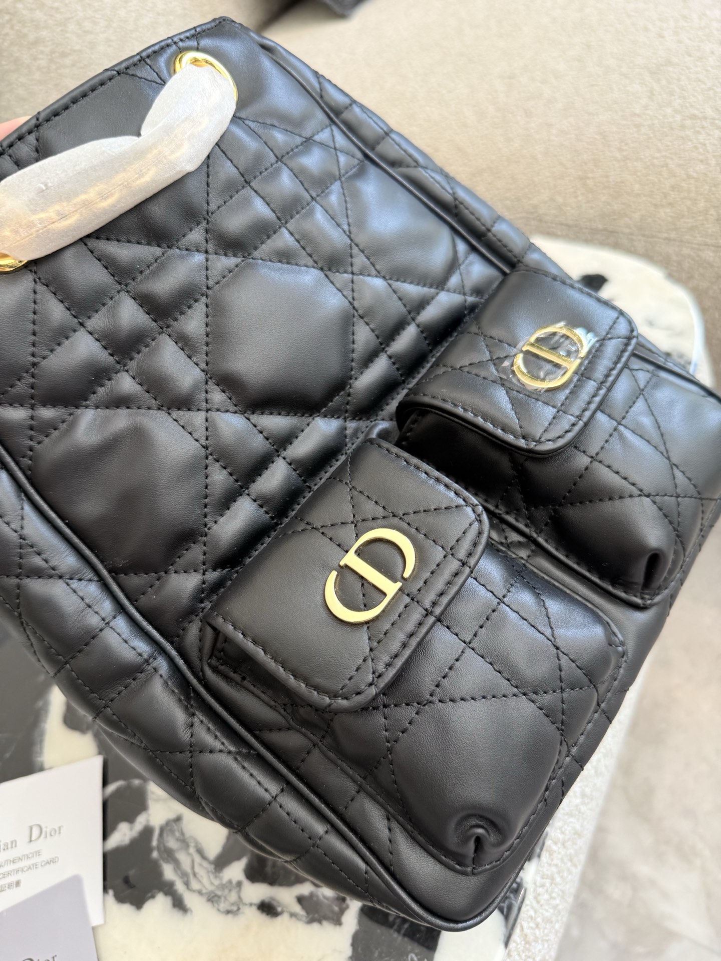 p305 原版牛皮 Dior 这两季的全新包型，从单肩包到双肩包 分别来自 25秋冬、26早春系列 的四款手袋，单肩包、双肩包都挺百搭实用。 只是 Voyage 有点幻视 Givenchy，D-Dream 有点形似香的 25。