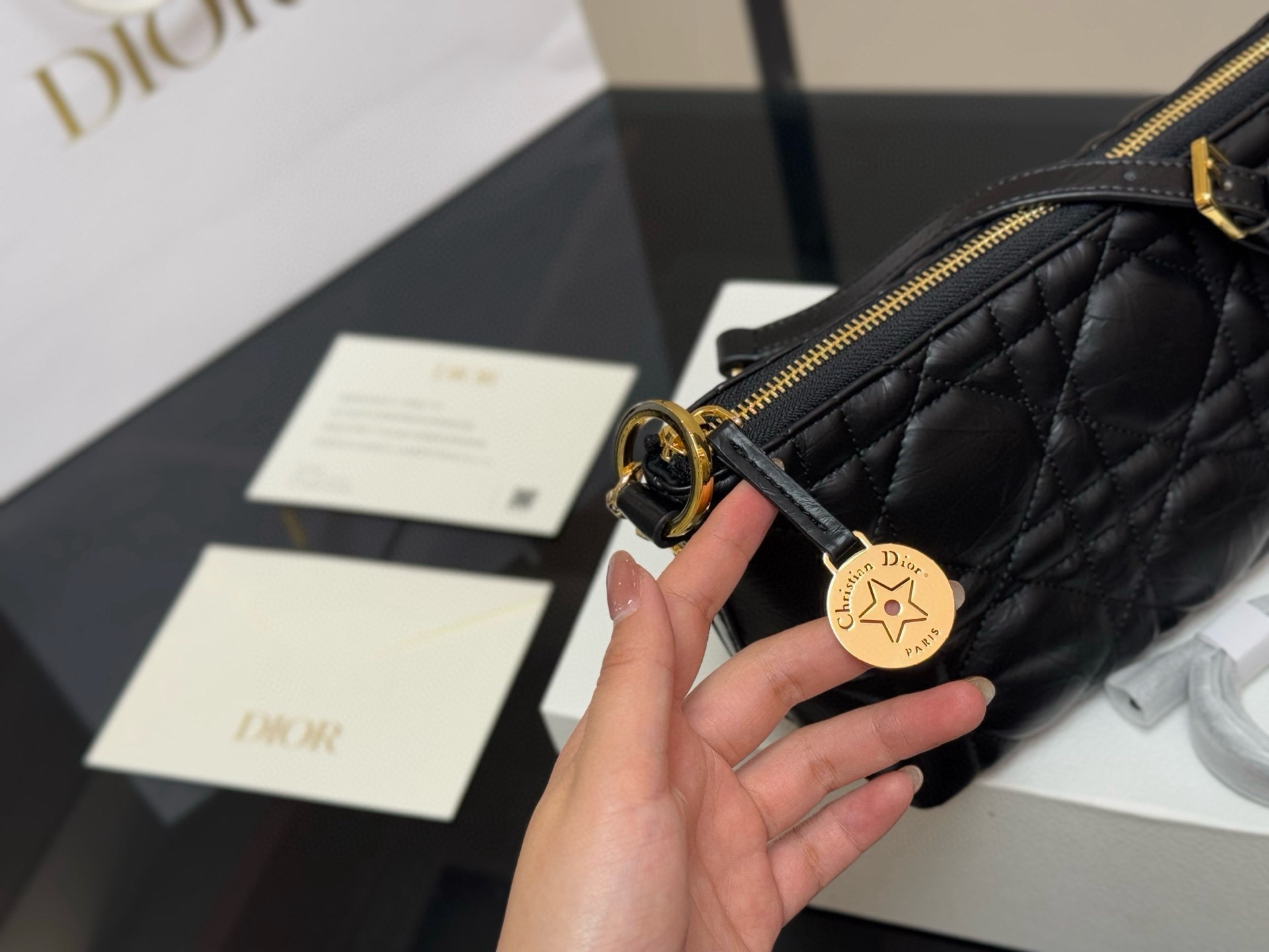 &yen;215 配折叠盒 迪奥DIOR 便当包 ✅迪奥顶级原单 经典又高级 尺寸:22.14cm 很有质感 可盐可甜 上身绝美 无可比拟 是每个追求漂亮的女孩必入单品