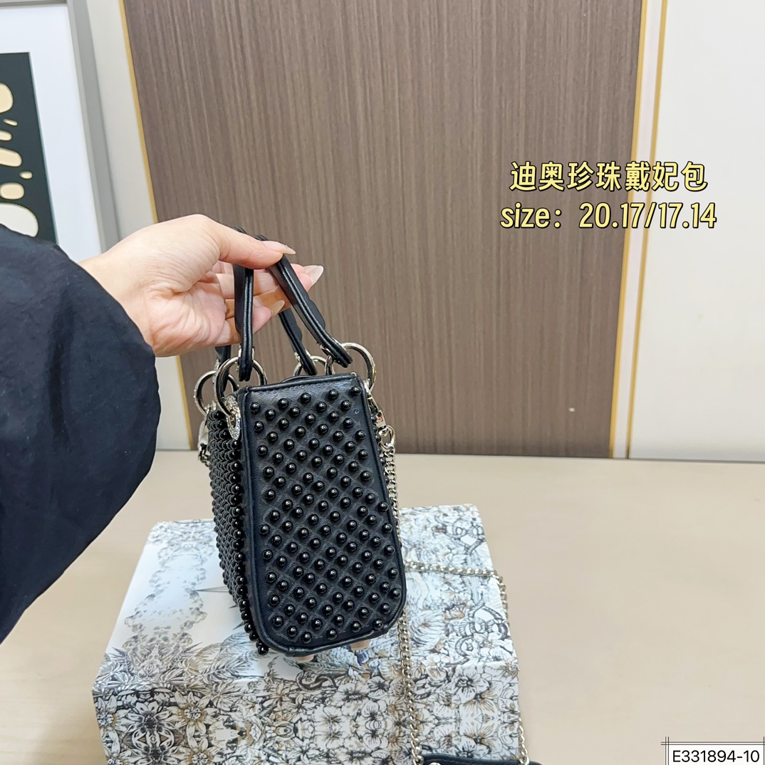 大号💰210 配折叠盒⚠️尺寸20.17 小号💰200 配折叠盒⚠️尺寸17.14 迪奥 珍珠戴妃包 DIOR 这款包不仅优雅，还加入了铆钉设计，瞬间变得个性十足，真是不得了！ 艺术感满满！打破娇贵形象的设计，甜美又酷炫，简直绝了！