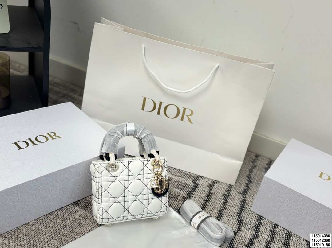 p150p150p130配折叠盒 迪奥戴妃包 Dior戴妃包太好看了吧! 优雅指数拉满 搭配简洁风格的衣服整个人气质就上来了 而且容量完全可以满足日常要求 日常聚会逛街都很方便~ 尺寸20.17/18.15/15.12