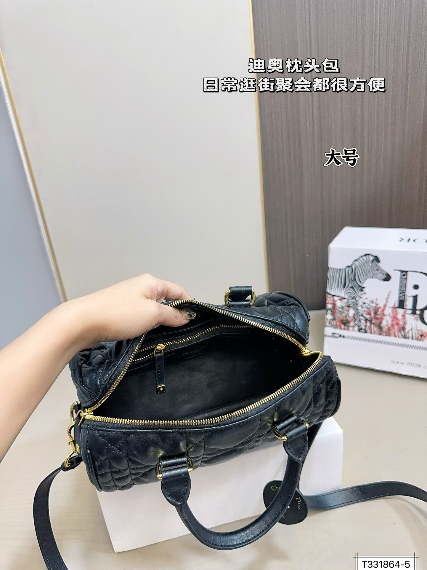 💰180/175 全套包装 迪奥枕头 时尚达人的心头好枕头包大家都知道 能装，耐造~ 最近最火热度最高的一定是dior groove当之无愧了吧! 推荐五颗日常出门容量绰绰有余! 尺寸：25 20/20 15