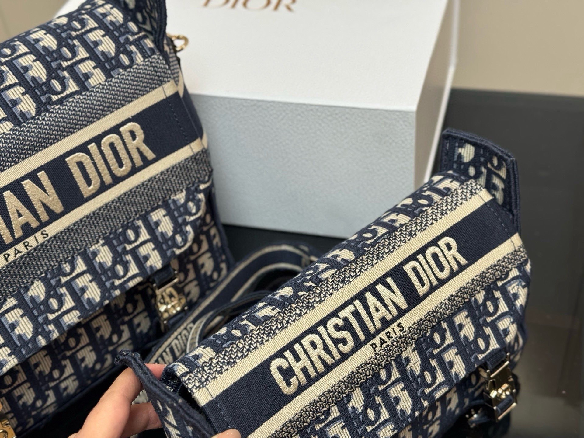 &yen;235 &yen;275 配盒（升级版） size：23*16cm（小） 29*27cm（大） 迪奥 camp小号邮差 真的太好看了！ 自重很轻！超级好看！ 男女均🉑️！ 搜索🔍Dior（迪奥）邮差包