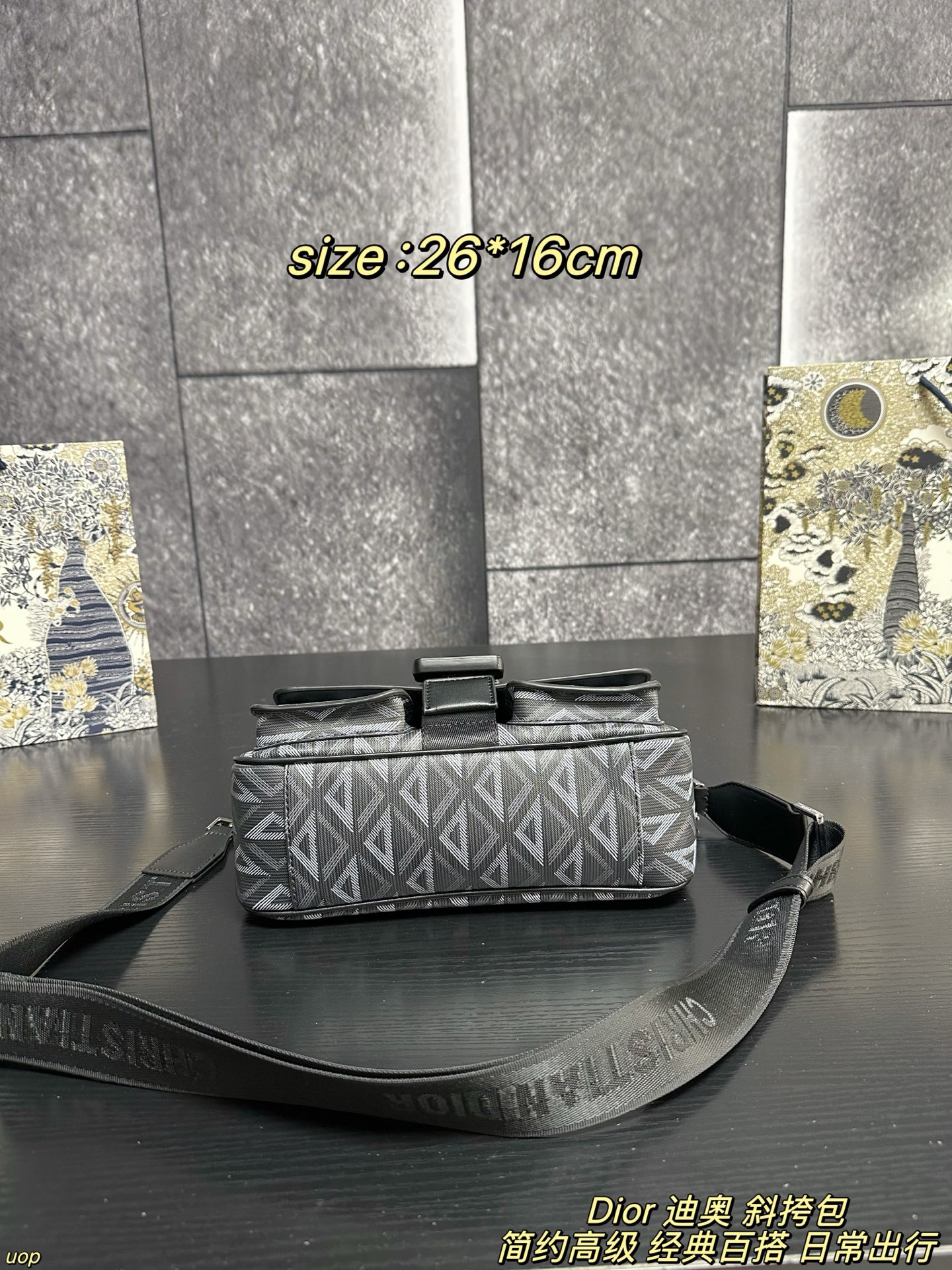 P165配盒 Dior 迪奥 斜挎包 这款 Dio*r Hit the Road 手袋搭配肩带，是本季新品，将现代风格与 Dio*r 的高订精神融为一体。采用黑色 CD Diamond 图案帆布和光滑牛皮革精心制作，翻盖搭配 Christian Dior 铝扣，宽敞的主隔层和正面双口袋设计，可轻松收纳各种日常用品。款式实用，搭配可调节、可拆卸的肩带，可为各式休闲装扮增添点睛之笔 尺寸：26*16cm