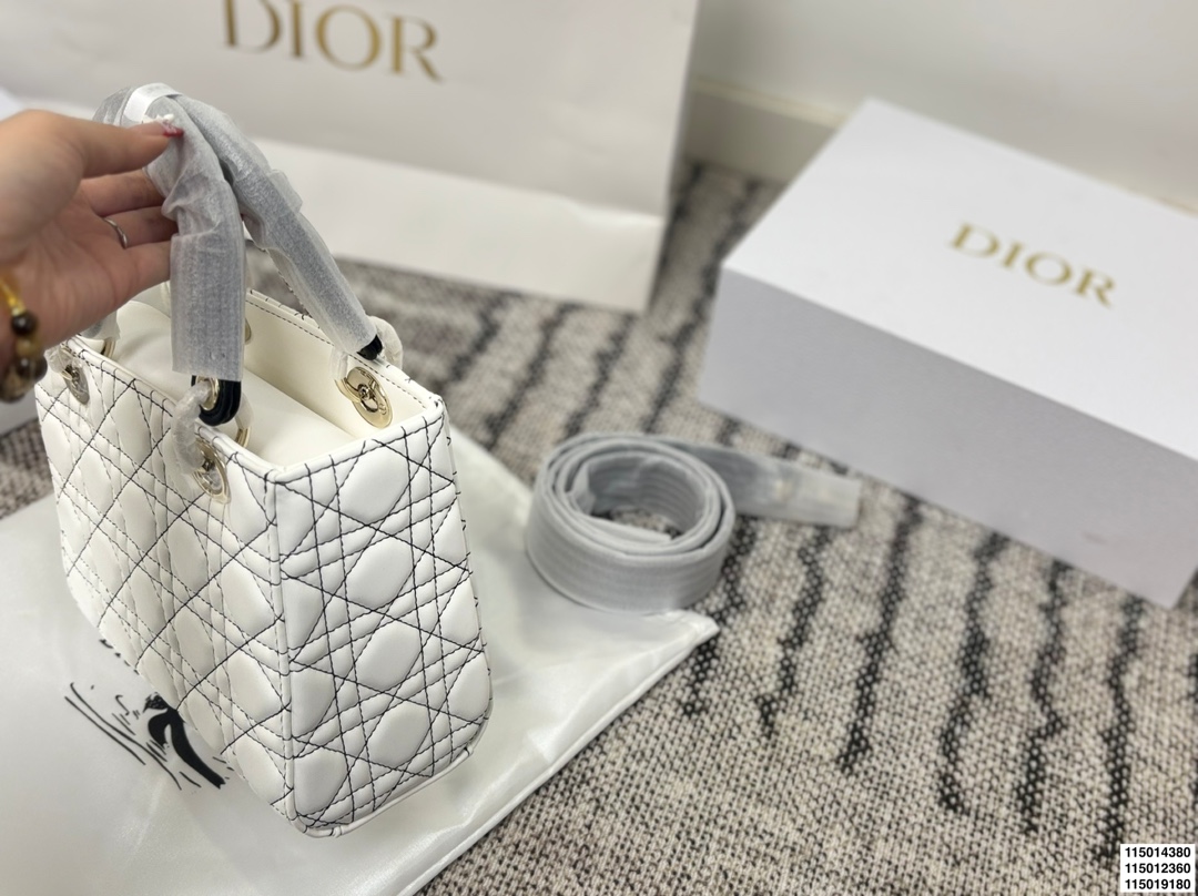 p150p150p130配折叠盒 迪奥戴妃包 Dior戴妃包太好看了吧! 优雅指数拉满 搭配简洁风格的衣服整个人气质就上来了 而且容量完全可以满足日常要求 日常聚会逛街都很方便~ 尺寸20.17/18.15/15.12