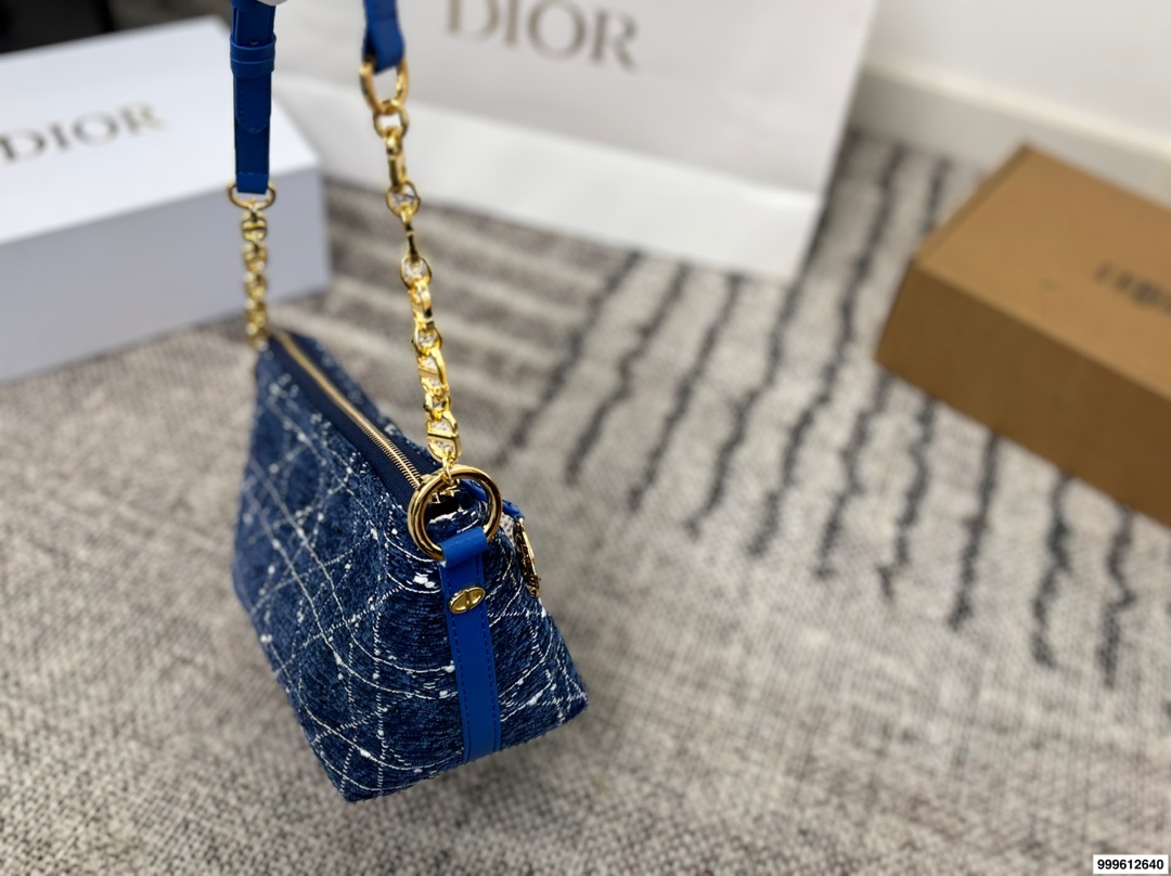 P180 礼盒🎁 size: 22.14 迪奥 Dior star Hobo 饭盒包 轻松演绎复古时髦 包型挺阔，简约而不简单不需要过多的装饰，日常搭配西装和T恤，就能将高级感体现的淋漓尽致！