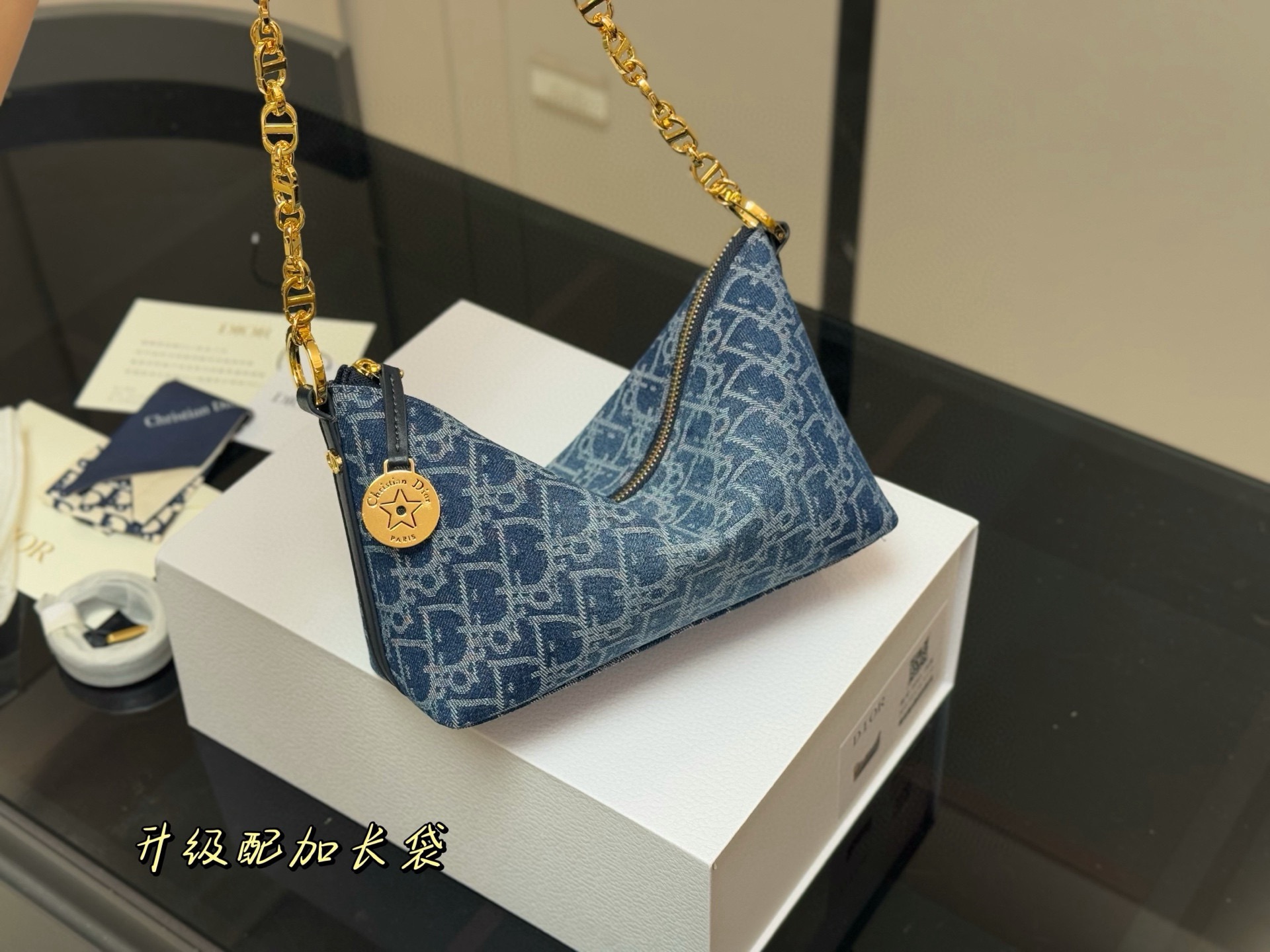&yen;195 配折叠盒 迪奥DIOR 便当包 ✅迪奥顶级原单 经典又高级 尺寸:22.14cm 很有质感 可盐可甜 上身绝美 无可比拟 是每个追求漂亮的女孩必入单品