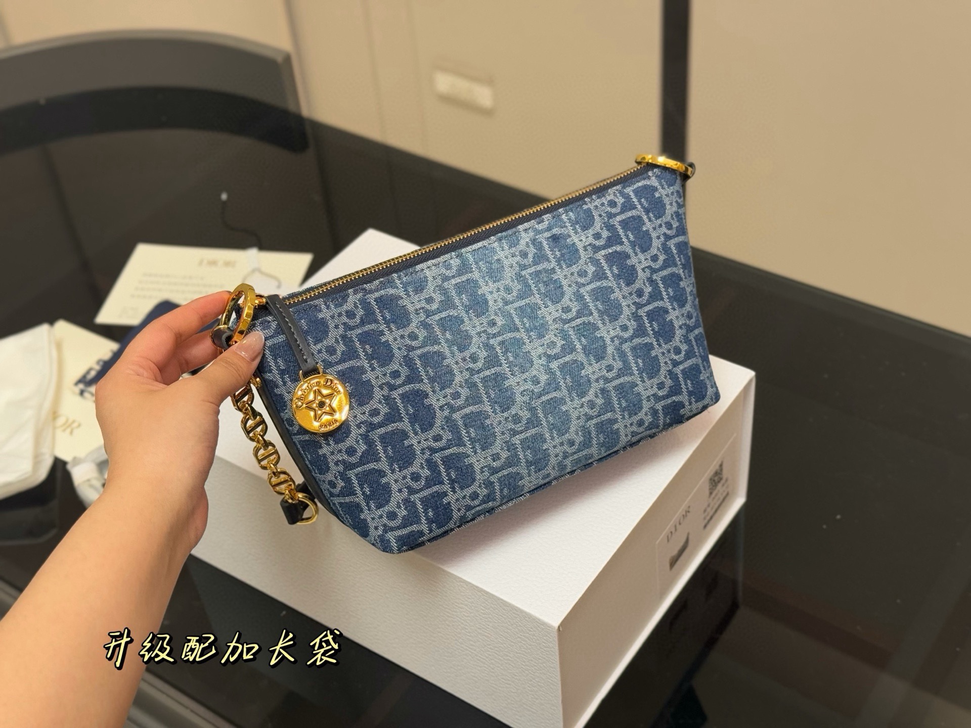 &yen;195 配折叠盒 迪奥DIOR 便当包 ✅迪奥顶级原单 经典又高级 尺寸:22.14cm 很有质感 可盐可甜 上身绝美 无可比拟 是每个追求漂亮的女孩必入单品