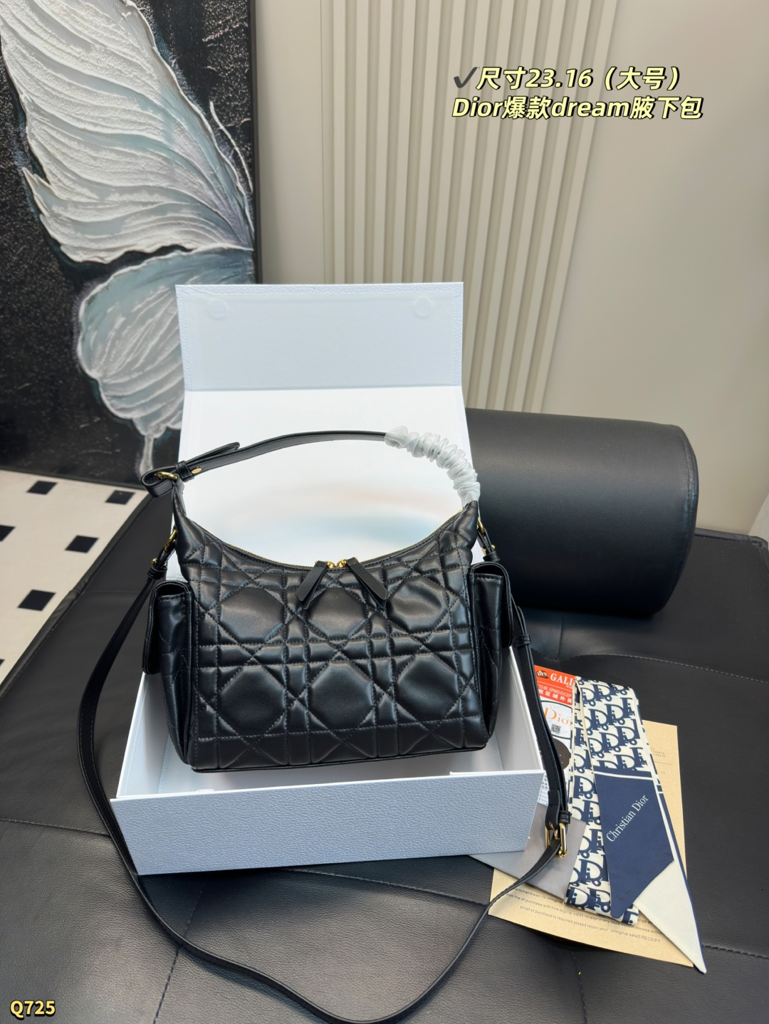 💰145小号尺寸16.13 💰150大号尺寸23.16 迪奥Dior D&minus;Dream秋冬系列腋下包 D-Dream 秋冬系列，一上线就被美到啦～ 简洁的包形，复古又高级，侧面两个口袋的设计，休闲现代之余又增加了更多实用性，标志性的大菱格，时尚感十足，手提斜挎都可以，自用轻便又方便携带