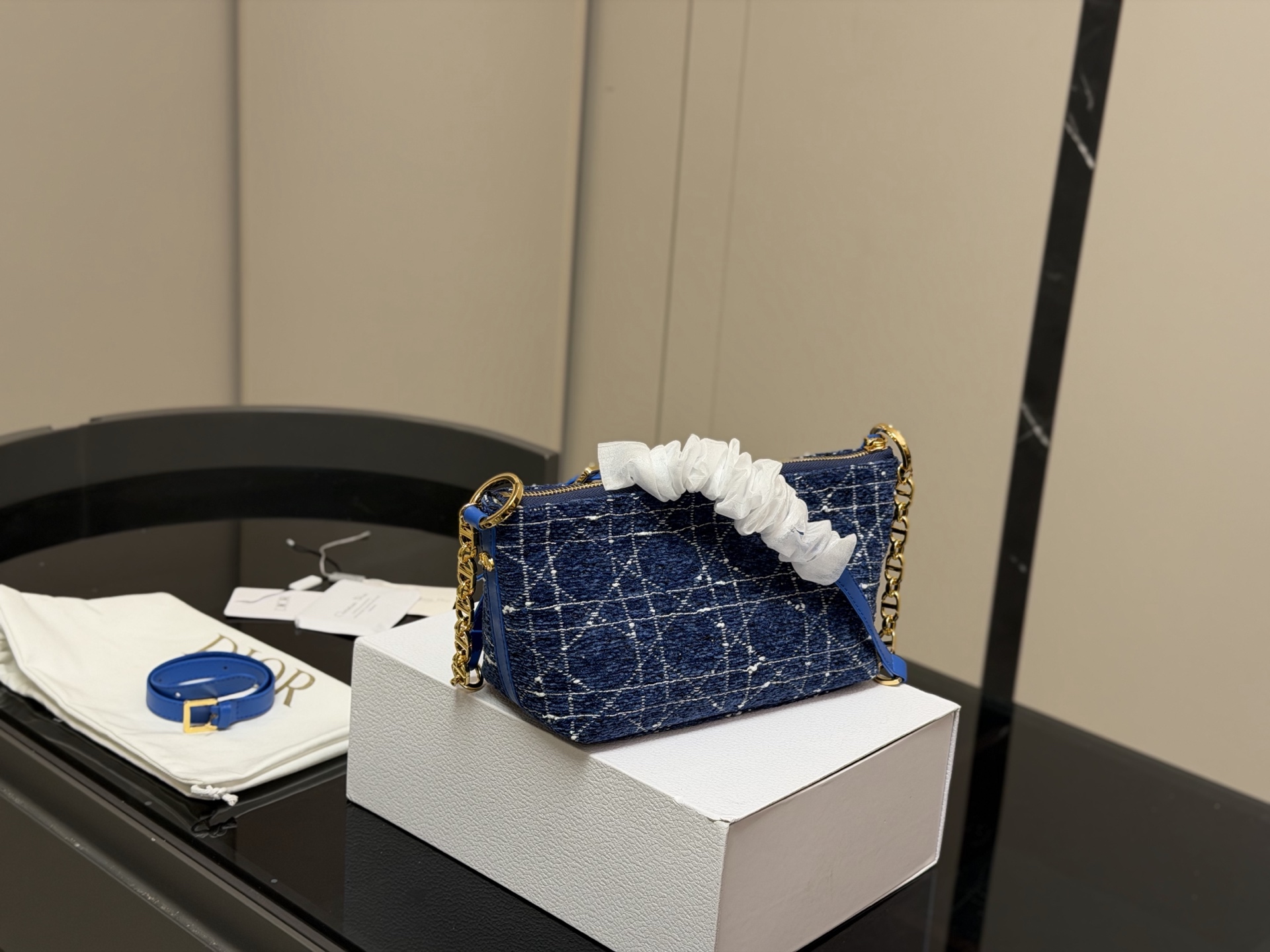 &yen;180 配折叠盒飞机盒 size：22底宽*15cm 迪奥Nomad新品饭盒包 背出去被夸爆的hobo饭盒包!! 可以实现一包多用啦! 赠送加长肩带！ 🉑腋下🉑斜挎