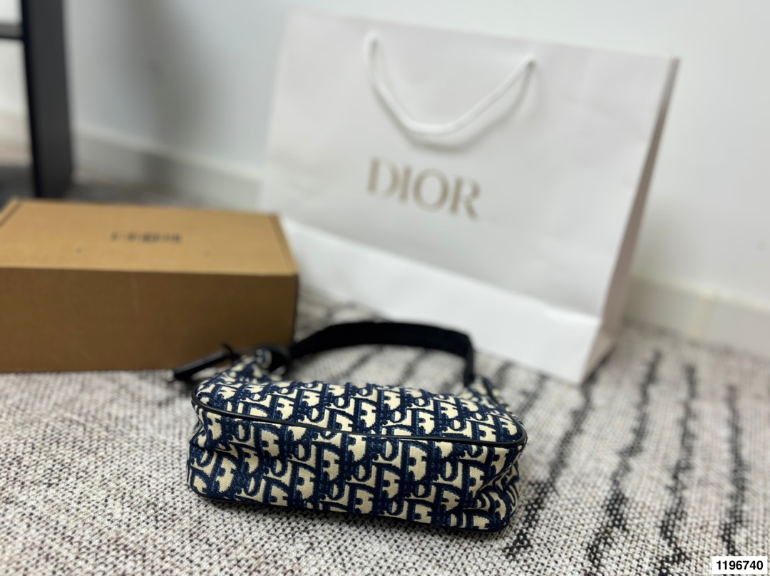 p90 Dior迪奥腋下包 永恒经典 轻便时尚 潮人必备 不仅能够预测时尚趋势，更能够引领时尚潮流 尺寸 22.7.13