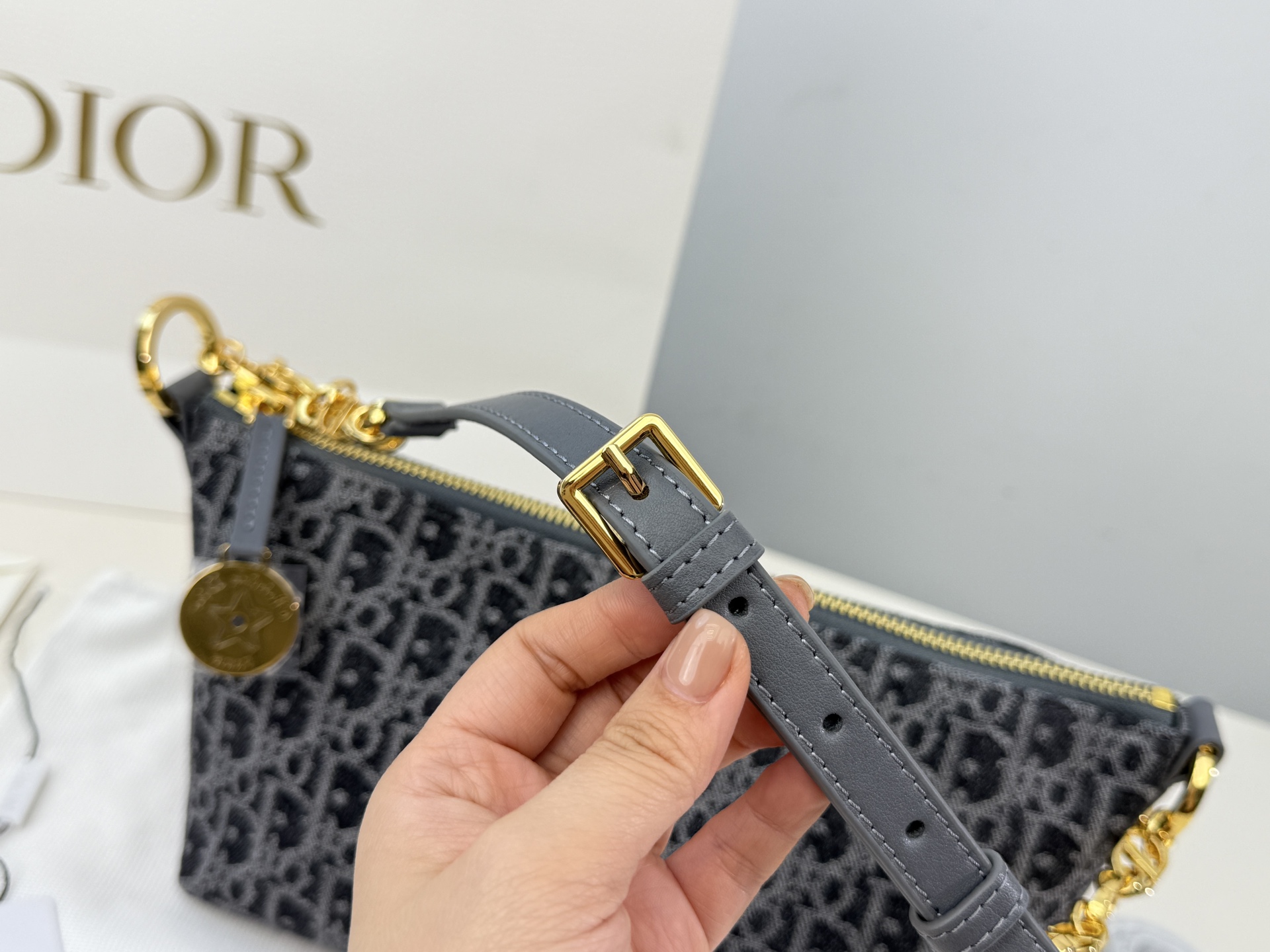 （折叠盒⚠️）p195 迪奥Dior 牛仔链条饭盒（自带延长带） 这款 Diorstar Hobo 链条手袋造型时尚，设计实用。采用蓝色 Denim Dior Oblique 提花面料精心制作，以不规则的石洗效果焕新演绎 Dior 的经典图案，彰显现代魅力，柔软版型搭配宽敞隔层。拉链开合，搭配镌刻以 Christian Dior Paris 标志和 Dior 经典星星标识的圆形饰牌，侧面饰以精致的 CD 铆钉，更显格调。内部带有绒面牛皮革里料，配有卡槽。搭配可调节的 CD 链条肩带，并带有皮革带，提升肩背时的舒适度。 size：22.16cm