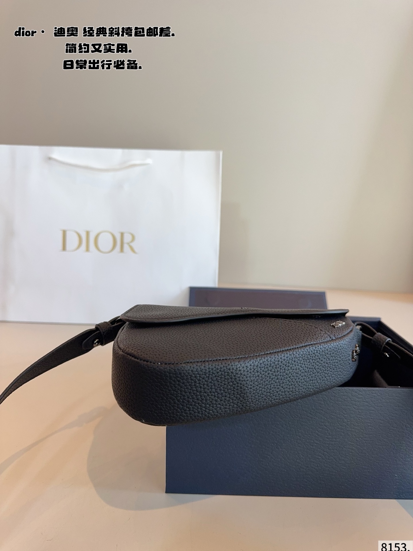 p180配礼盒🎁 Dior/迪奥 新款 男包系列的相机包实在帅la~ 简单有质感的设计对于日常即使不爱穿搭的男生都很友好 基础款搭配起来也能提升整体时髦度实用又很高级 尺寸 ：18*4*15cm