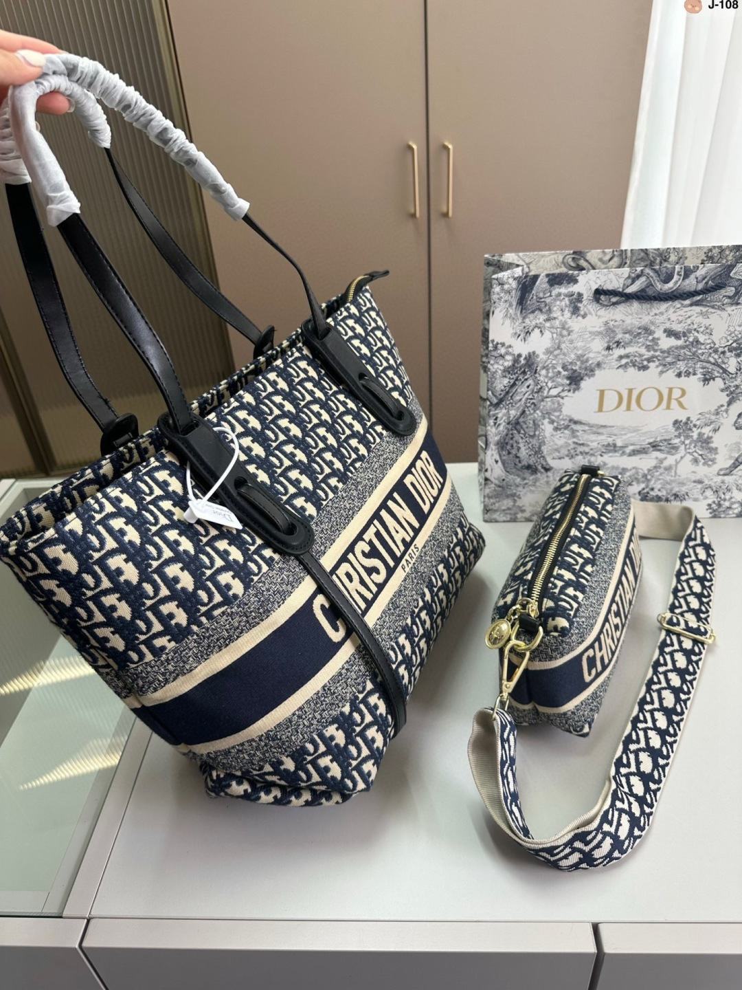 💰p135 J-108尺寸 36&times;28 Fendi 芬迪 购物袋🛍️ 中古包版型 百看不厌的 最大特点容量大！ 什么风格都能hold得住 凹造型也是妥妥