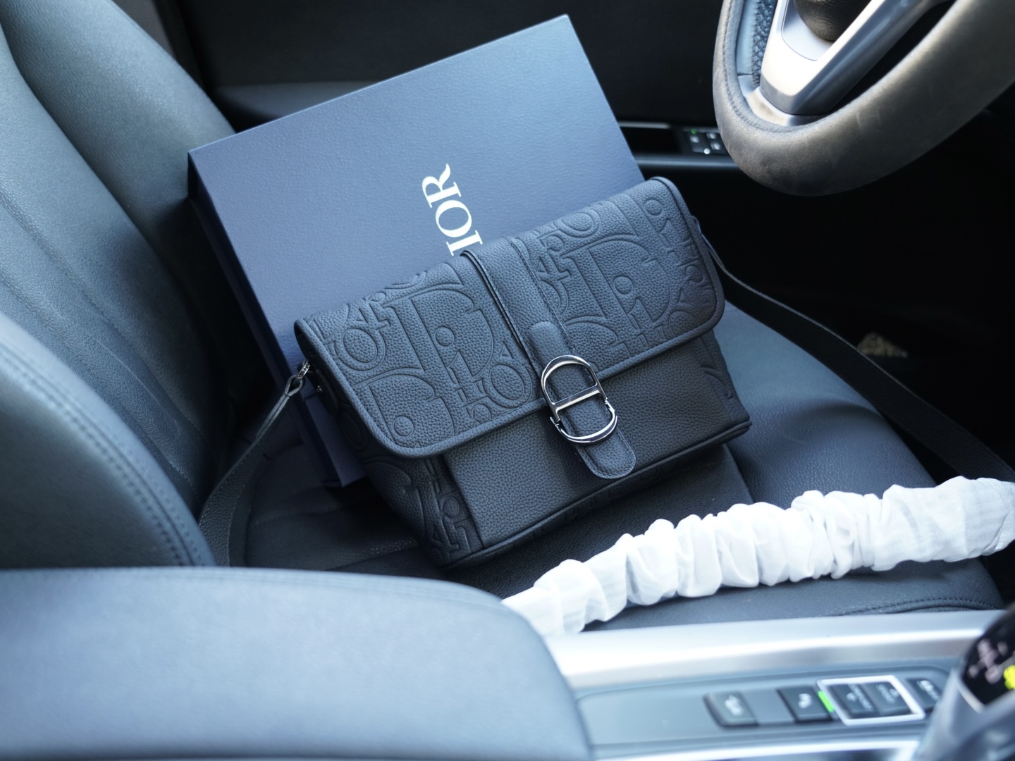 P230🇫🇷 Dior 迪奥 官网同步 高版本 斜挎单肩背包 永恒不过时的标志性产品 纯原单牛皮 顶级五金制作 非市面普通版本 今年最爱的款式 全部实拍 实用性非常高 完全不用担心穿搭 配全套包装折叠盒 【规格：25x20x8】