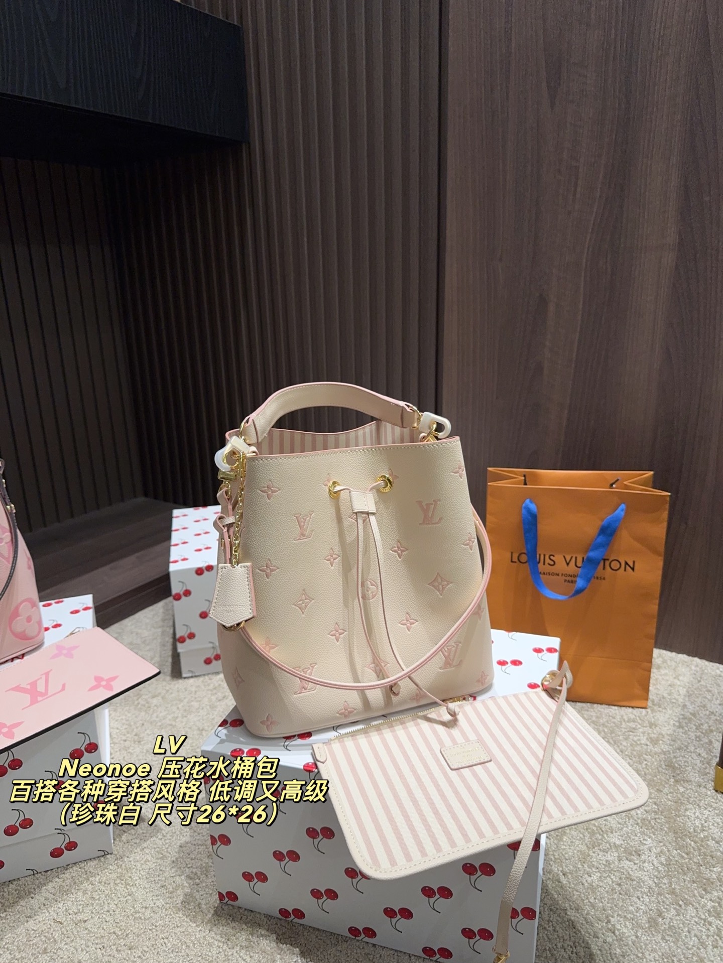 P210配折叠盒⚠️尺寸26*26 LV Neonoe 压花水桶包 采用Monogram Empreinte牛皮，柔软耐磨，经典老花图案＋黑色配色，低调又高级。容量适中，通勤休闲都OK。可拆卸子母包设计，灵活收纳，肩带可调节，支持手提、肩背、斜挎多种背法，实用又时髦！黑色越看越耐看，百搭各种穿搭风格