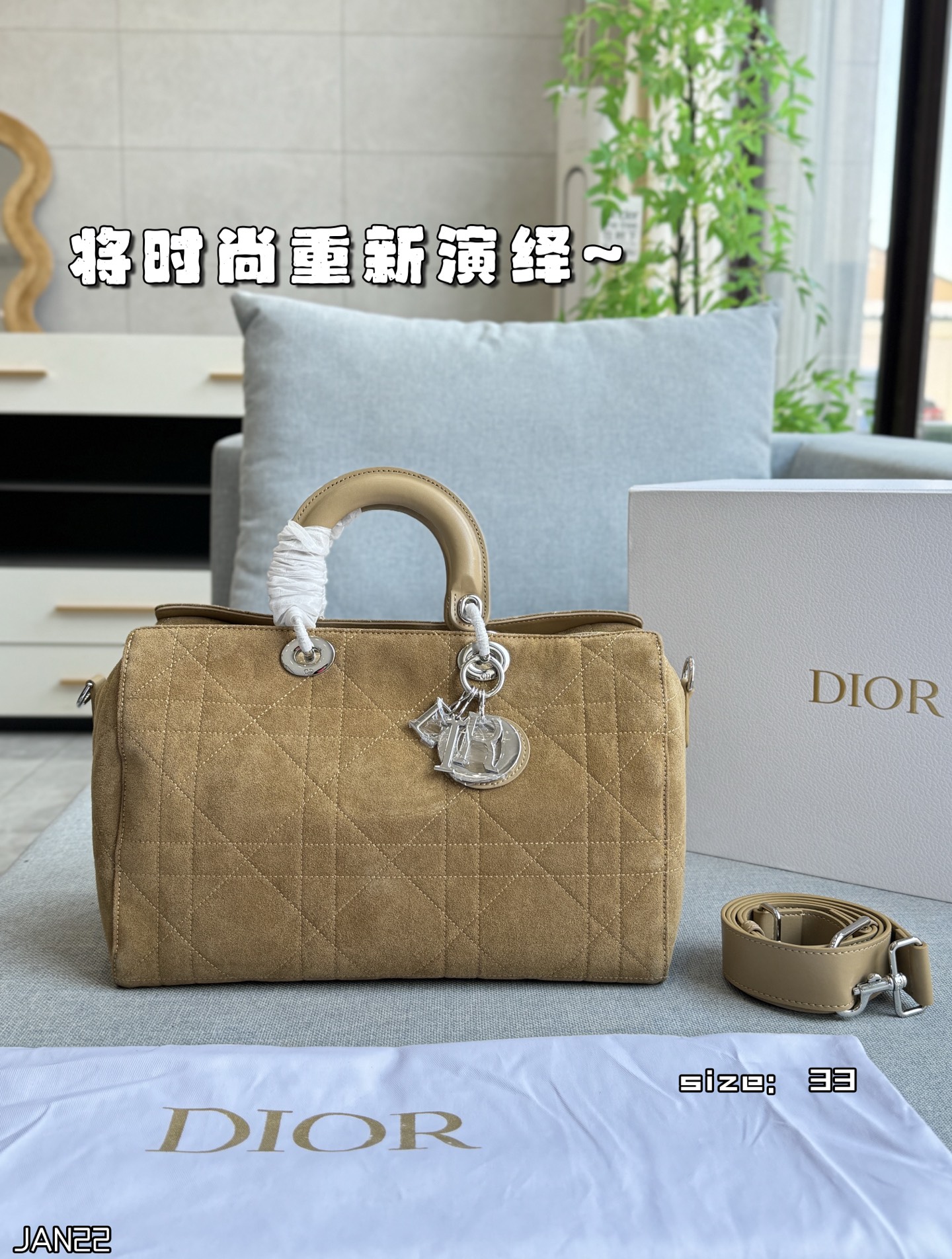 💰315 折叠盒 size:33×22 DIOR迪奥 麂皮 藤格纹 枕头包 单肩包 斜挎包 26新款将时尚重新演绎~ 在摩登与复古之间肆意游走~ 麂皮永远是质感的代名词~ 每一处纹理都是天然的艺术! 层次丰富~起伏的绒面下面,也藏着无数细腻的故事 既优雅又时尚~时尚快人一步