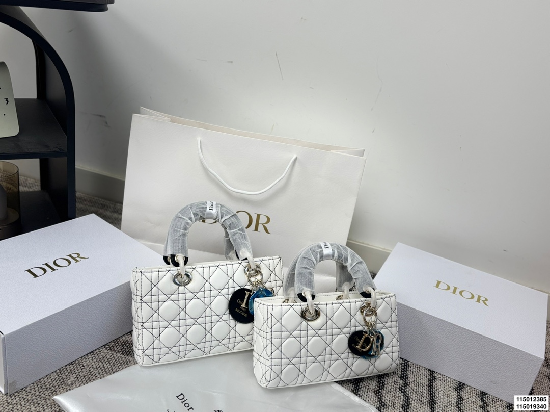 p155 p150 配折叠盒 迪奥横版戴妃包 Dior戴妃包太好看了吧！ 优雅指数拉满 搭配简洁风格的衣服整个人气质就上来了 而且容量完全可以满足日常要求 日常聚会逛街都很方便~ 尺寸25.15/24.14