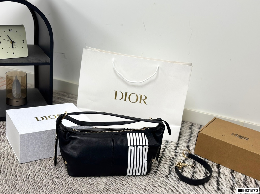 p270 配盒 迪奥Dior D-journey腋下饭盒包 包包百搭不挑人，上身是很清冷的感觉，妥妥气质美人，内衬干净，五金刻字清晰颜色好看又百搭 尺寸:26.12