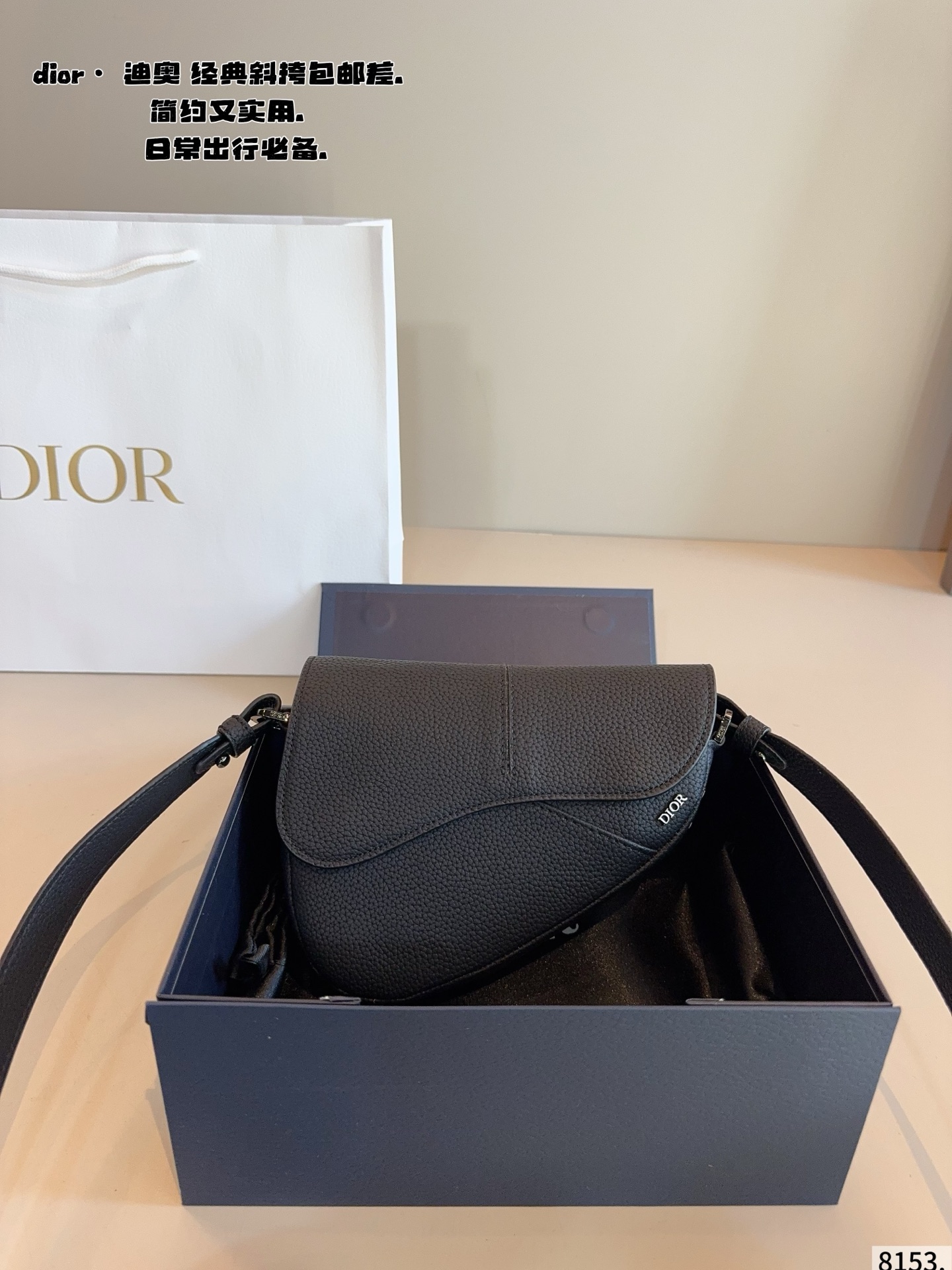 p180配礼盒🎁 Dior/迪奥 新款 男包系列的相机包实在帅la~ 简单有质感的设计对于日常即使不爱穿搭的男生都很友好 基础款搭配起来也能提升整体时髦度实用又很高级 尺寸 ：18*4*15cm