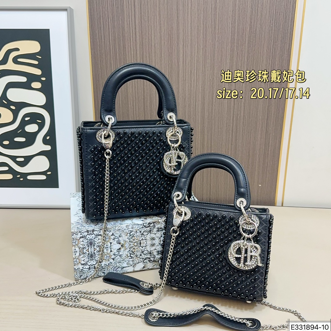 大号💰210 配折叠盒⚠️尺寸20.17 小号💰200 配折叠盒⚠️尺寸17.14 迪奥 珍珠戴妃包 DIOR 这款包不仅优雅，还加入了铆钉设计，瞬间变得个性十足，真是不得了！ 艺术感满满！打破娇贵形象的设计，甜美又酷炫，简直绝了！
