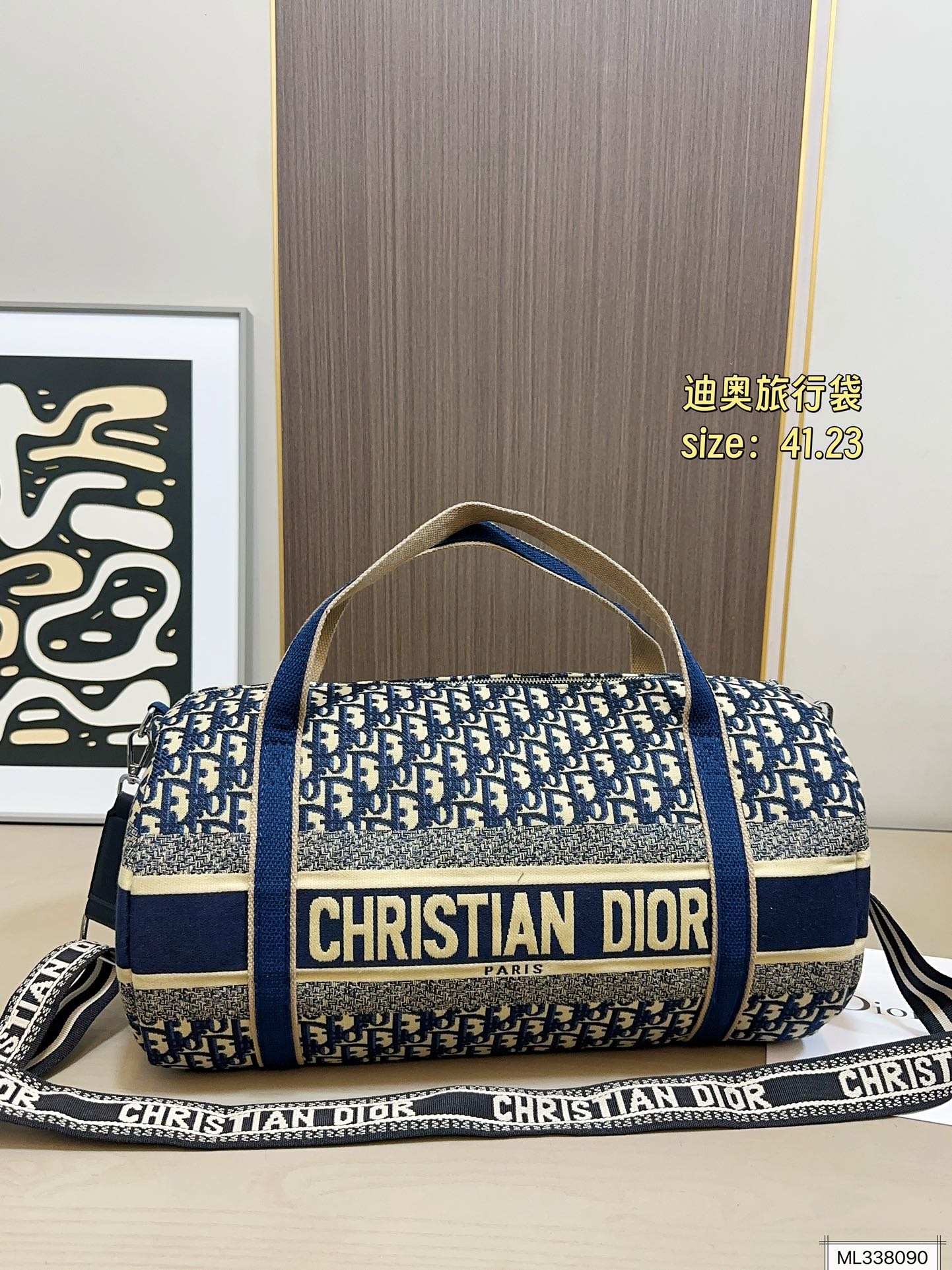 💰105 尺寸41.23 Dior迪奥oblique老花旅行袋这谁看不迷糊啊 容量巨无霸了 超级能装 可做健身包 露营包 如果遇到小长假 简直就是刚需 包本身自重轻 男女生都可以提的款 帅气好搭配 耐用又耐看还经典