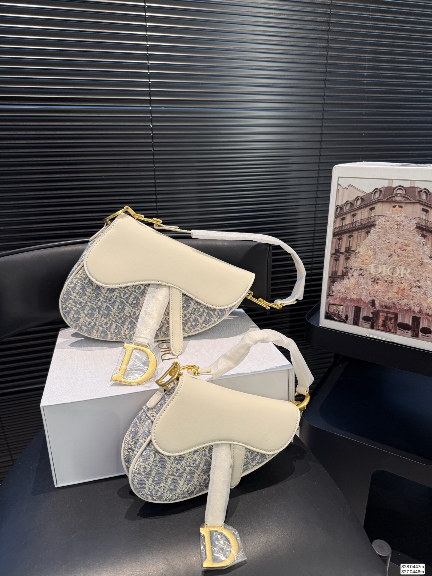 大号P190 小号P185 配飞机盒折叠盒子 迪奥马鞍包dior 颜值很到位 实用性非常好 任何风格都可驾驭 加上又A又飒的感觉风格 尺寸:大号23 21 小号18 16 货号大号0447小号0446