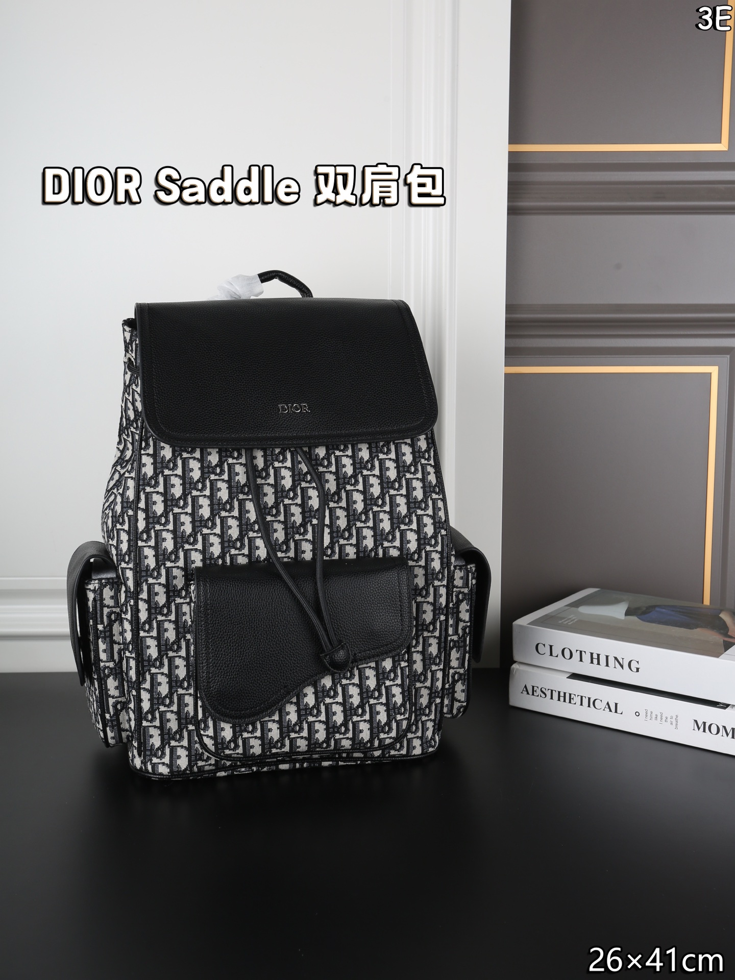 P170 DIOR迪奥 Saddle 老花满印 书包背包双肩包 荔枝纹牛皮拼接，低调奢华质感满分。 翻盖抽绳设计，安全又有细节感。 通勤旅行都很OK!肩带可调节，背部加垫网眼织物，背着舒适不累 。 附防尘袋，实用又时髦! 尺寸：26&times;41