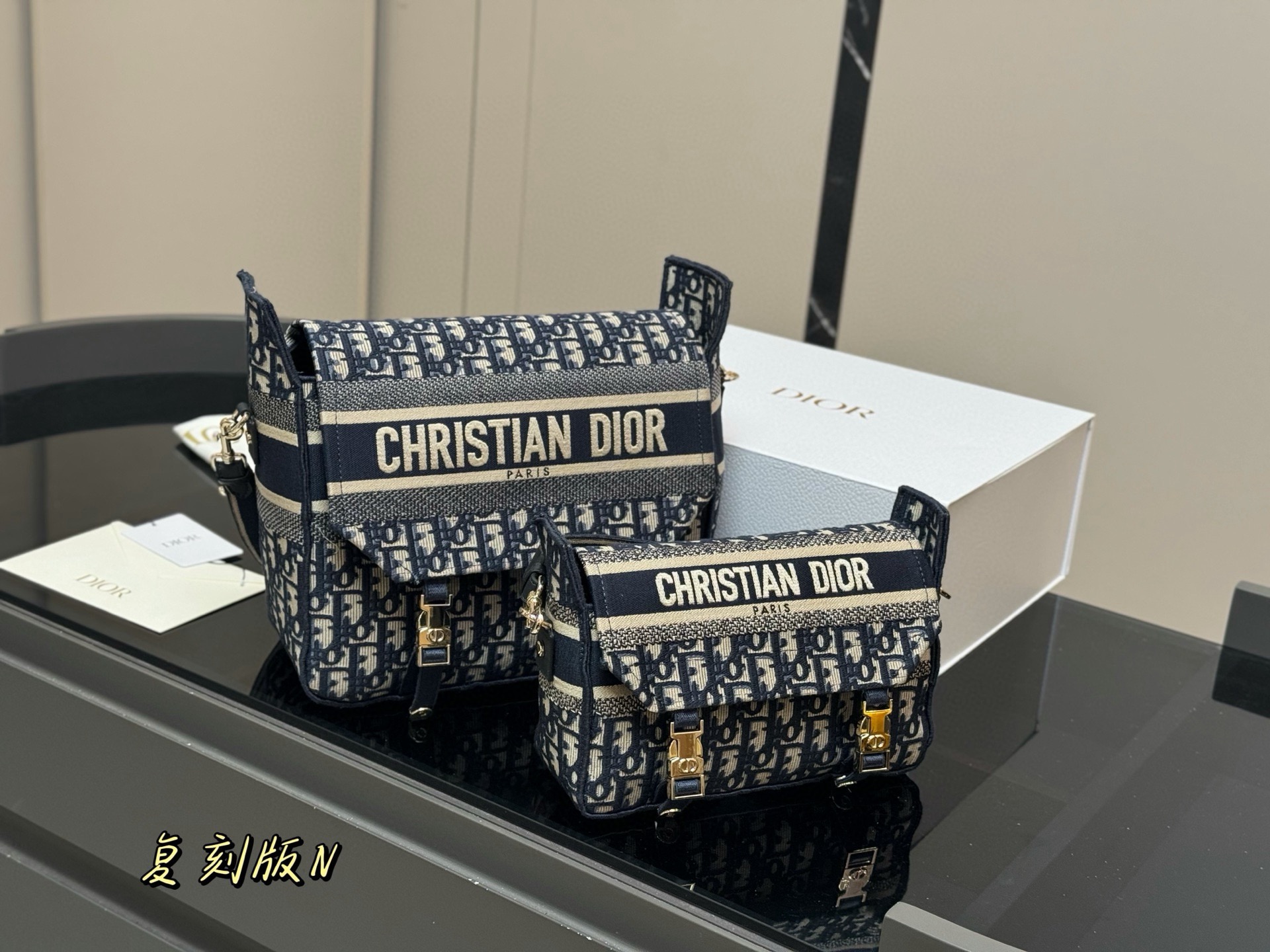 &yen;235 &yen;275 配盒（升级版） size：23*16cm（小） 29*27cm（大） 迪奥 camp小号邮差 真的太好看了！ 自重很轻！超级好看！ 男女均🉑️！ 搜索🔍Dior（迪奥）邮差包