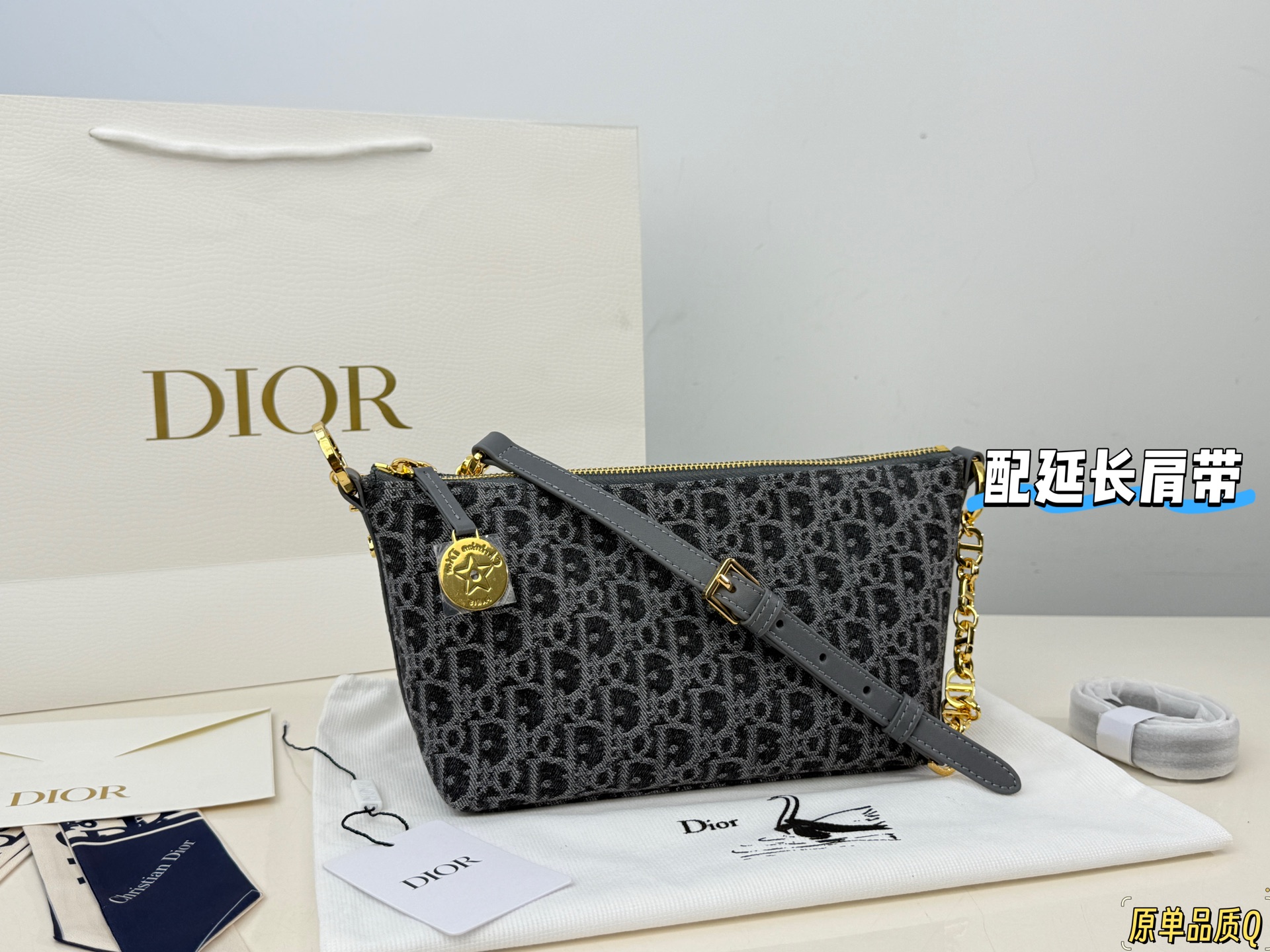 （折叠盒⚠️）p195 迪奥Dior 牛仔链条饭盒（自带延长带） 这款 Diorstar Hobo 链条手袋造型时尚，设计实用。采用蓝色 Denim Dior Oblique 提花面料精心制作，以不规则的石洗效果焕新演绎 Dior 的经典图案，彰显现代魅力，柔软版型搭配宽敞隔层。拉链开合，搭配镌刻以 Christian Dior Paris 标志和 Dior 经典星星标识的圆形饰牌，侧面饰以精致的 CD 铆钉，更显格调。内部带有绒面牛皮革里料，配有卡槽。搭配可调节的 CD 链条肩带，并带有皮革带，提升肩背时的舒适度。 size：22.16cm