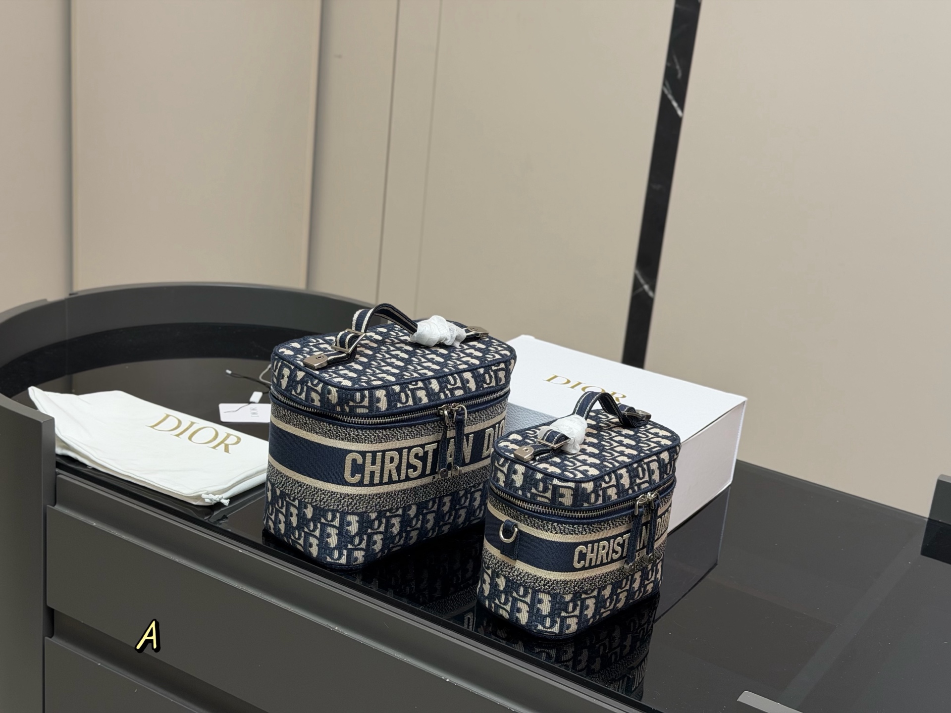 大号&yen;220 小号&yen;230 配折叠盒 size：24*18cm 19*15cm 迪奥 刺绣化妆包 原单 第一眼就沦陷，小号配长肩带 圆圆的包身太讨喜